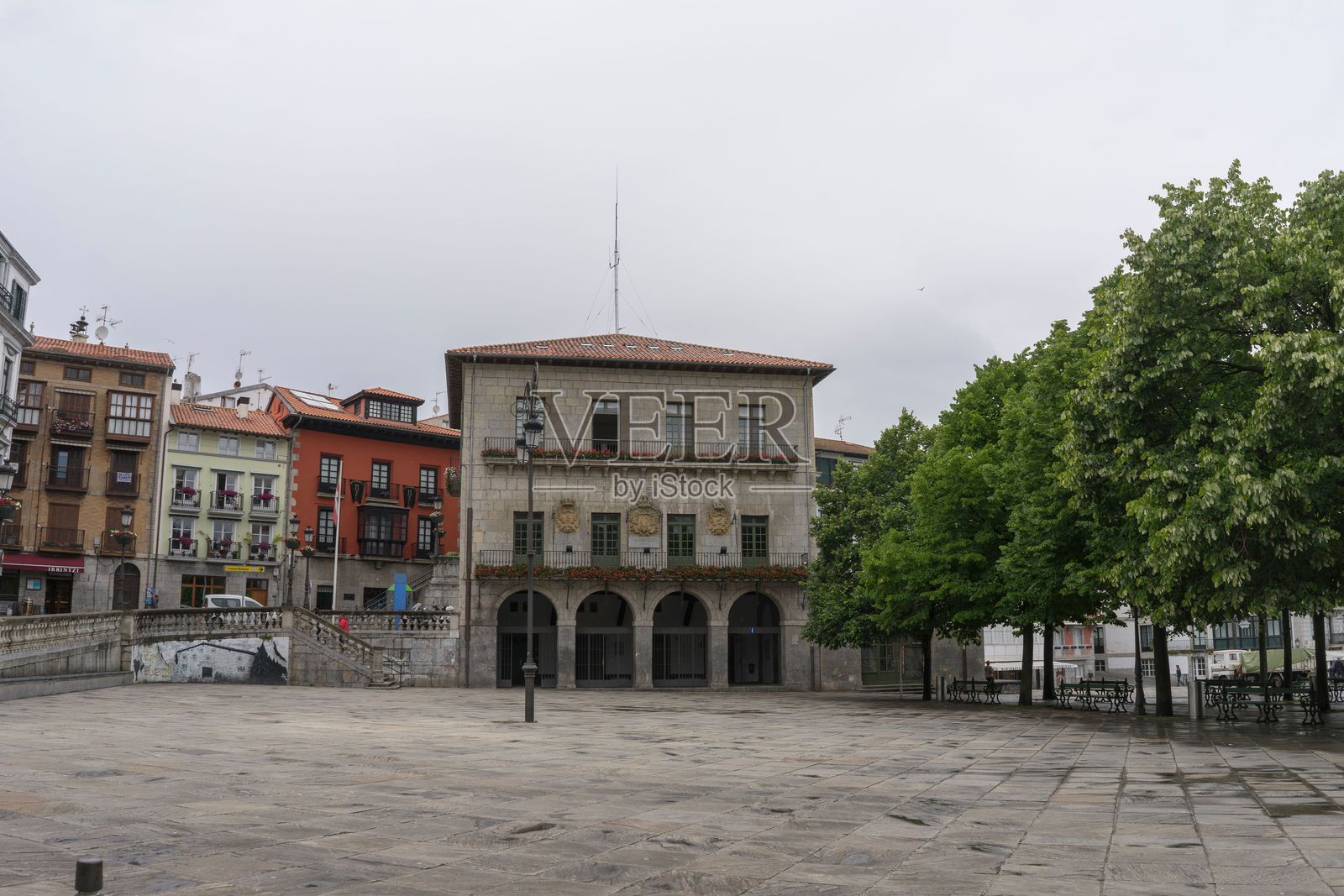 莱凯蒂奥的市政厅和主广场，这是巴斯克地区最著名和知名的城镇之一。照片摄影图片