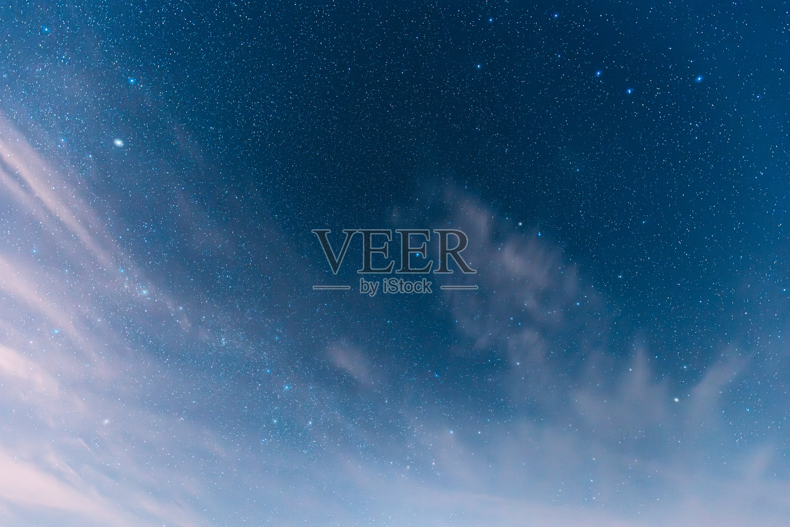 自然大胆的蓝色夜空星空背景。宁静与安详。明亮而戏剧性的天空。蓝色调的夜空星空。闪烁的星星。照片摄影图片