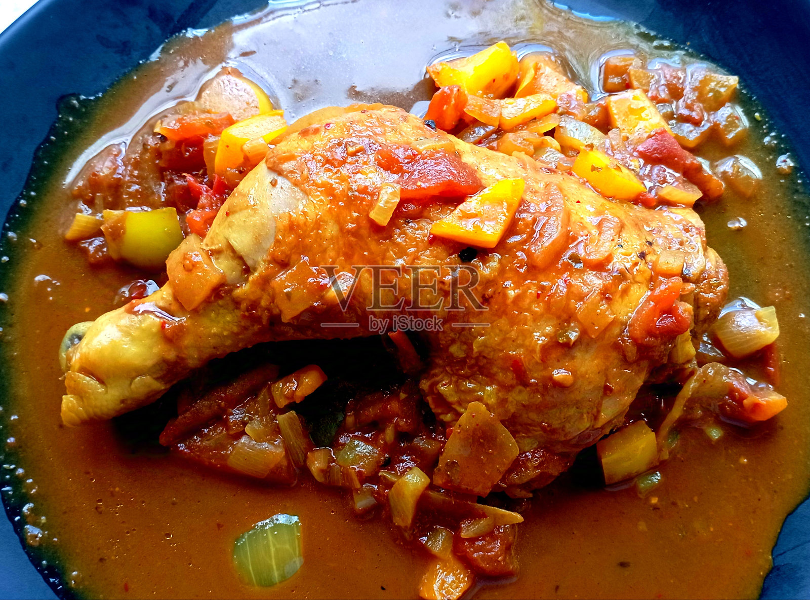 盘子里的鸡肉炖菜特写。照片摄影图片