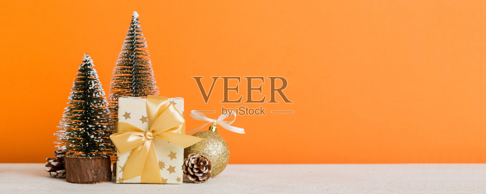 圣诞节布置。手工礼品盒、小树、树枝和手工DIY装饰品在白色背景上。新年概念。圣诞家居装饰平铺，俯视图，留白空间。照片摄影图片