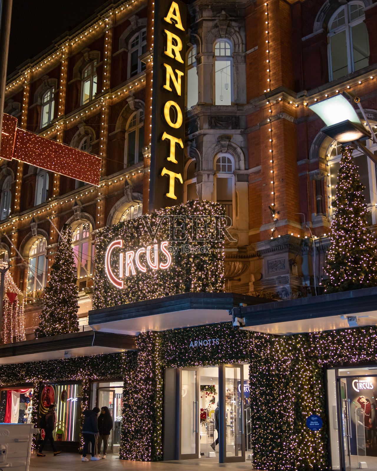 阿诺特商店装饰着节日灯饰照片摄影图片