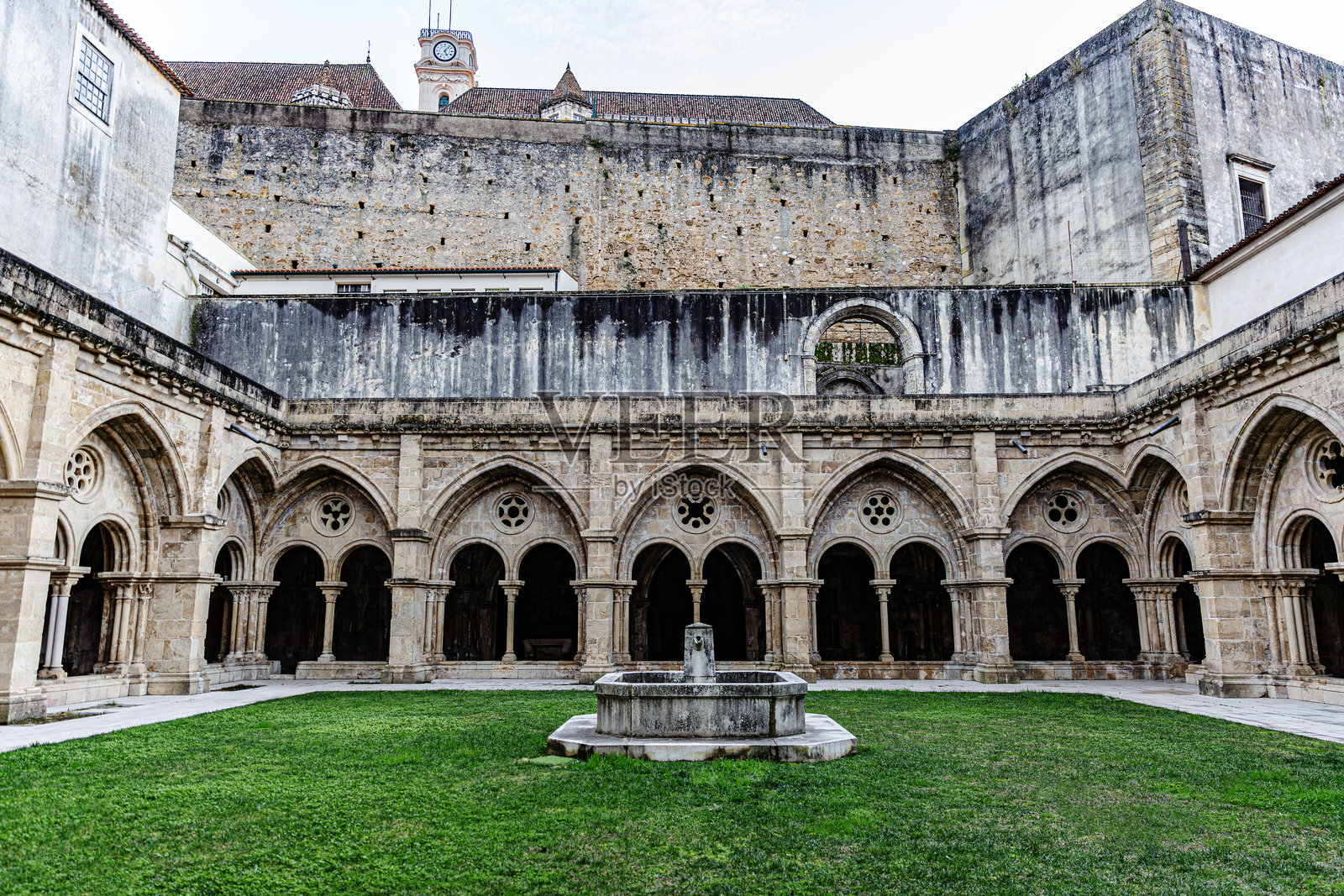 科英布拉圣玛丽亚旧大教堂的回廊:宁静的中世纪庭院照片摄影图片