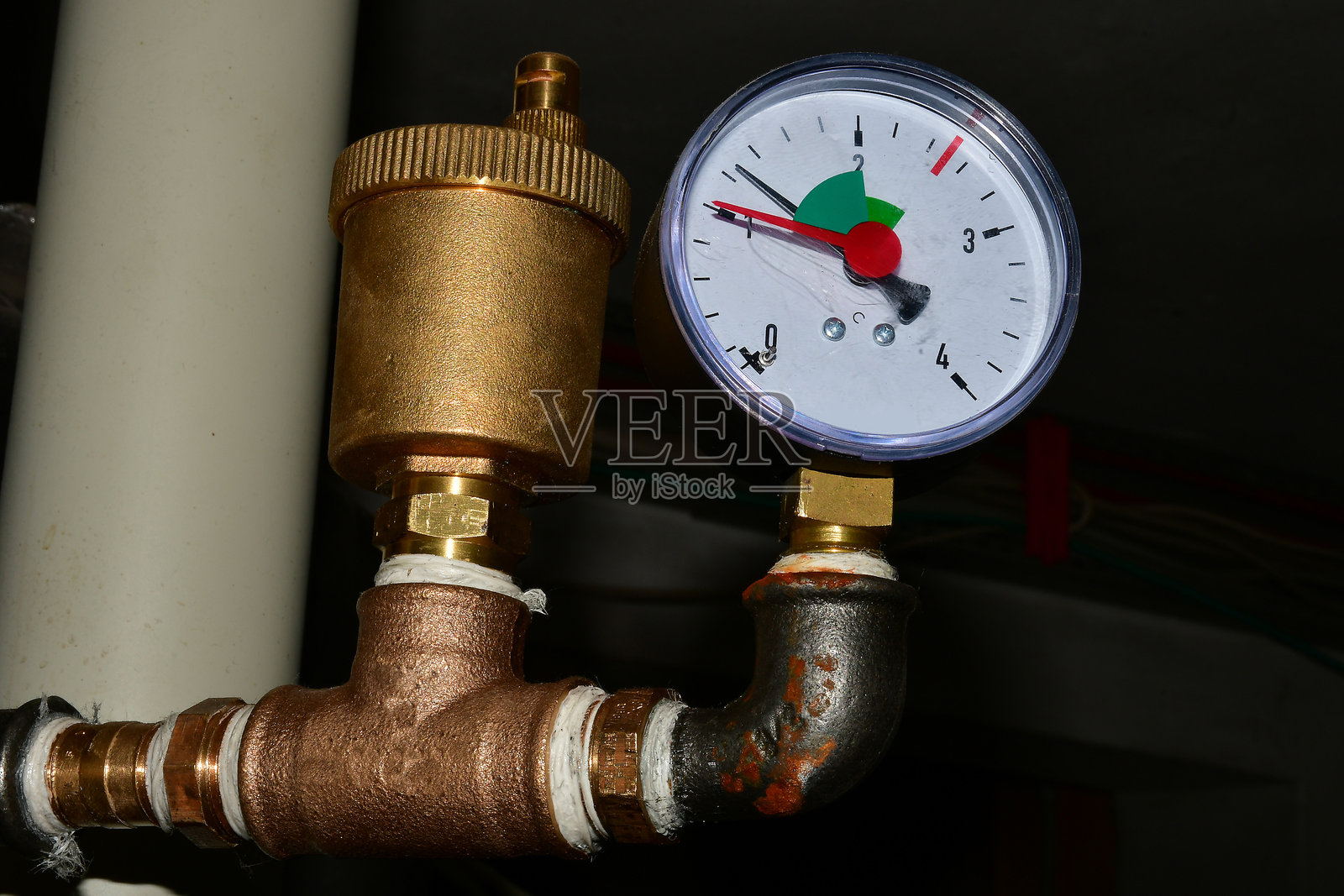 供暖系统的水压指示器照片摄影图片