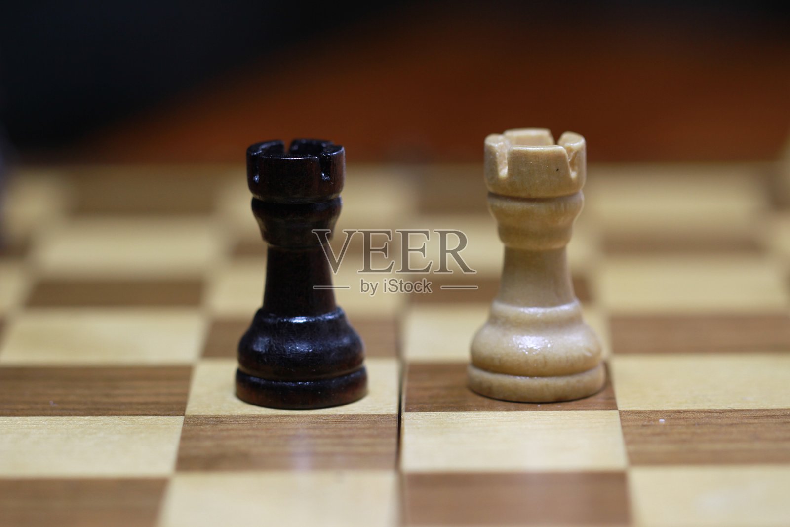 棋盘和棋子支持策略游戏，帮助大脑焕发活力照片摄影图片