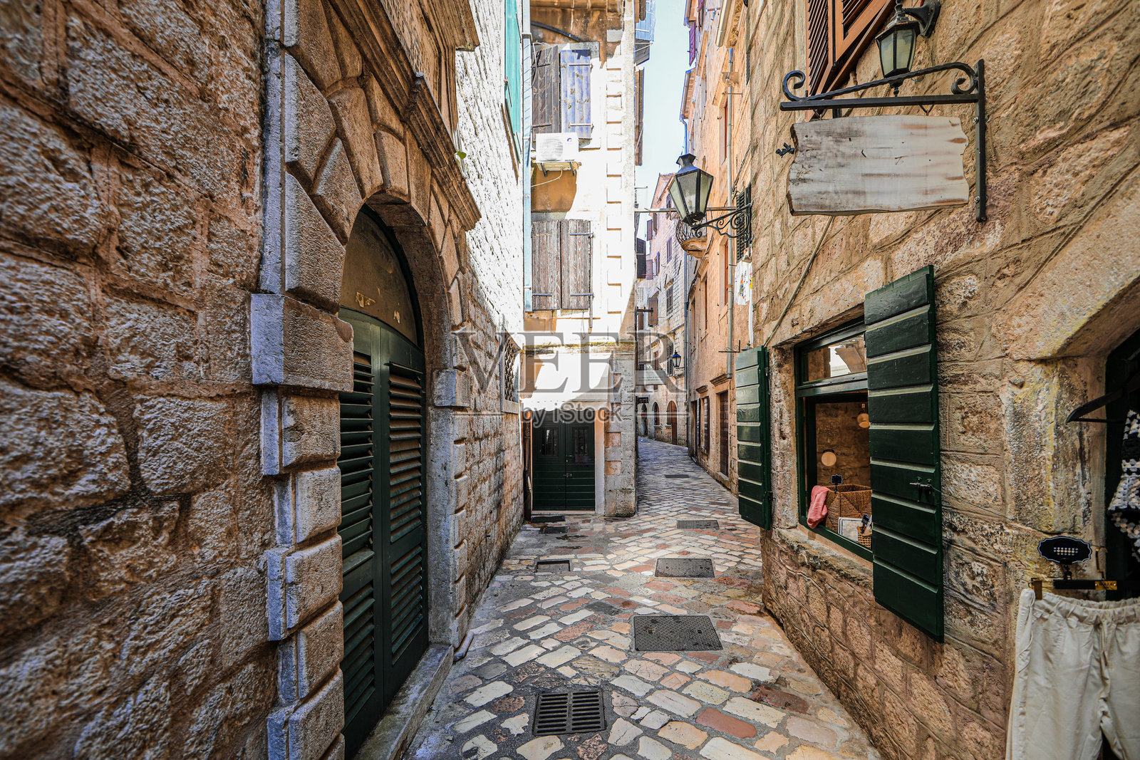 古镇和古镇中美丽的街道。照片摄影图片