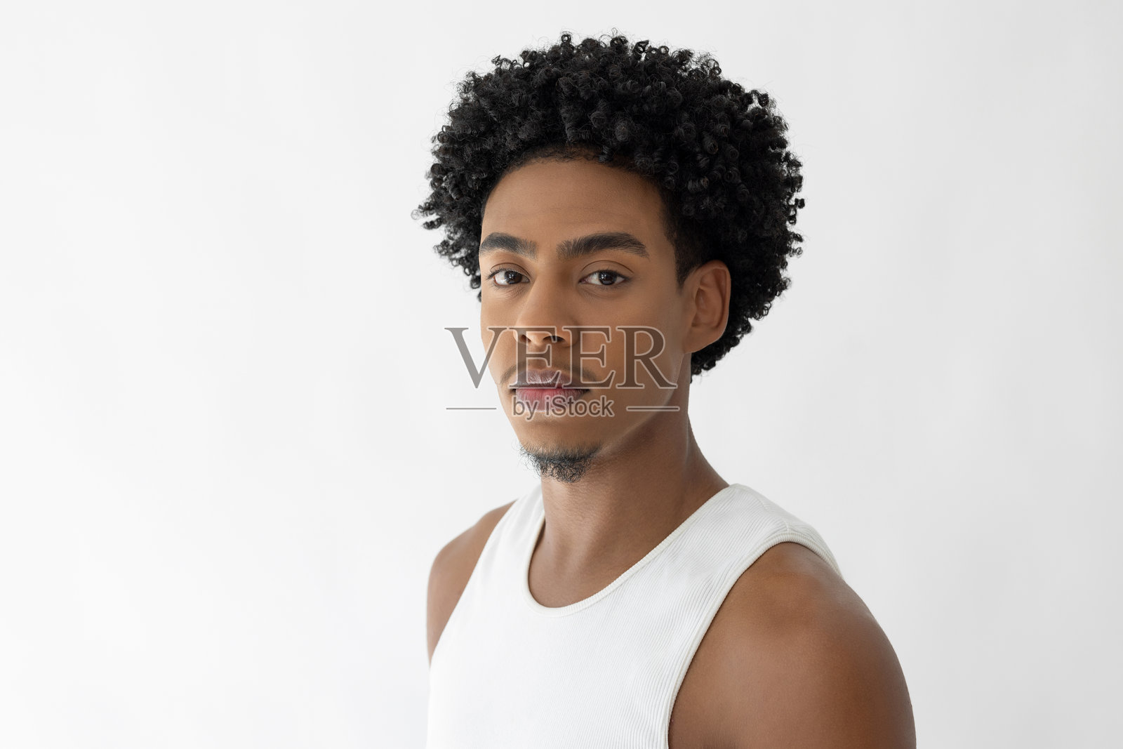 黑色男性凝视镜头照片摄影图片