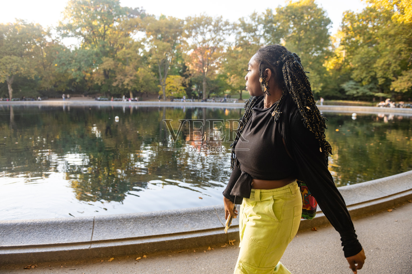 年轻的黑人女性在中央公园散步照片摄影图片