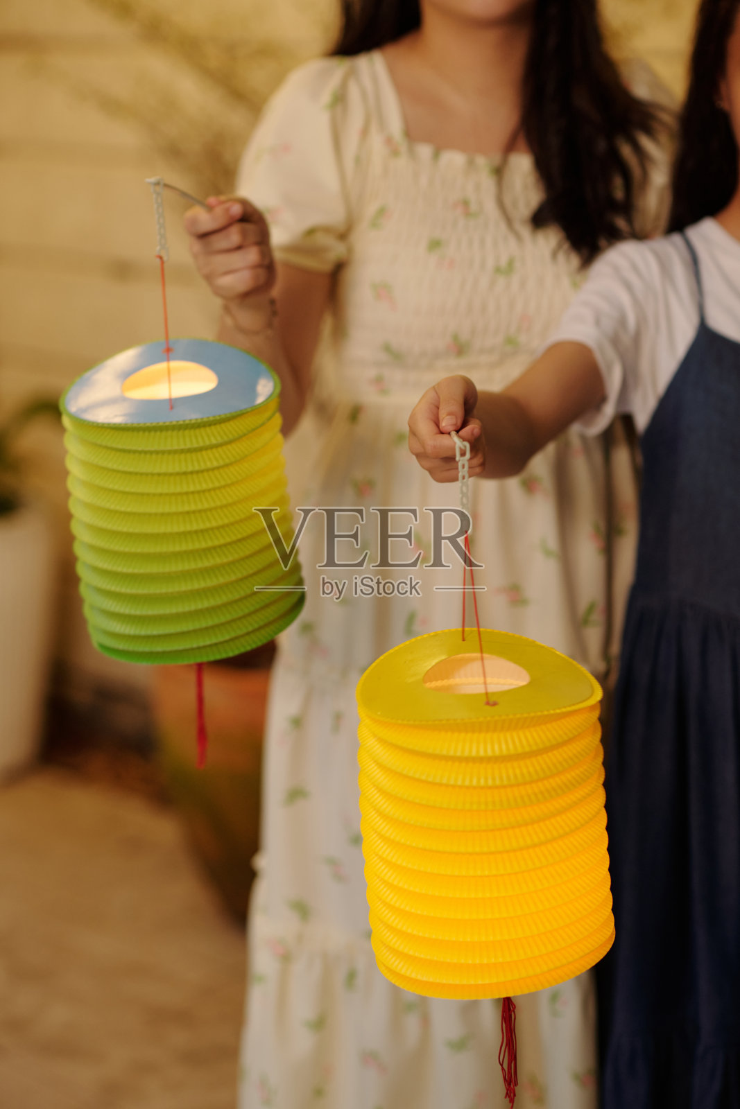 母亲和女儿手持中国灯笼照片摄影图片