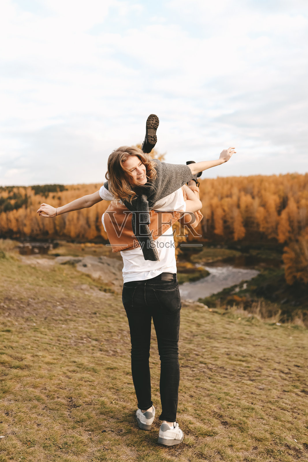 一对幸福的情侣，男士和女士在秋季森林中旅行、徒步，享受大自然。照片摄影图片