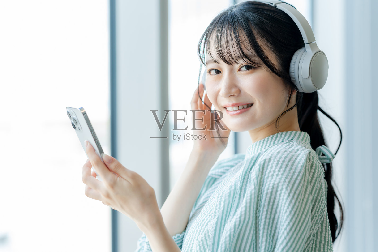 年轻女性在听音乐照片摄影图片