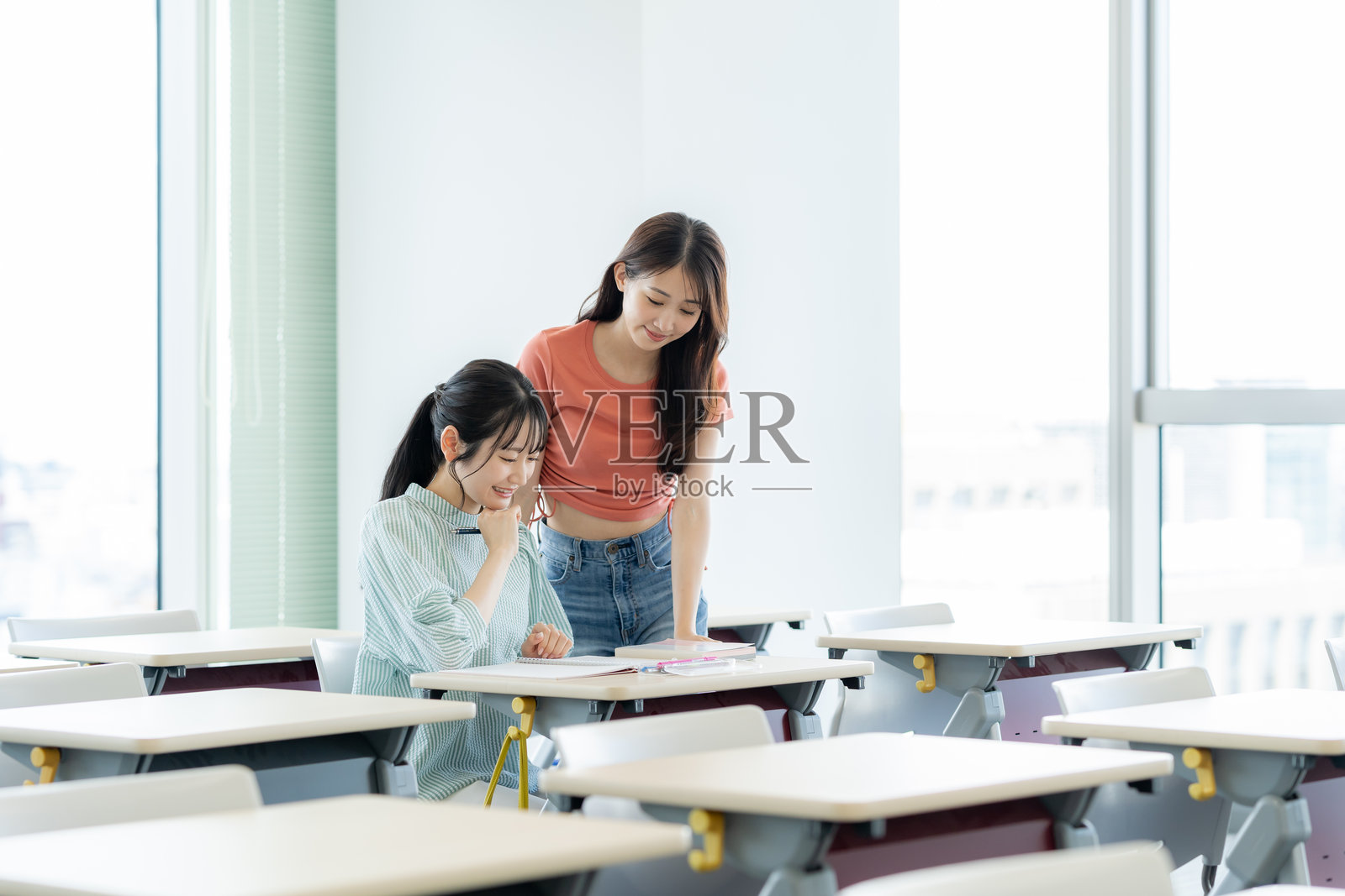 女大学生在教室上课照片摄影图片