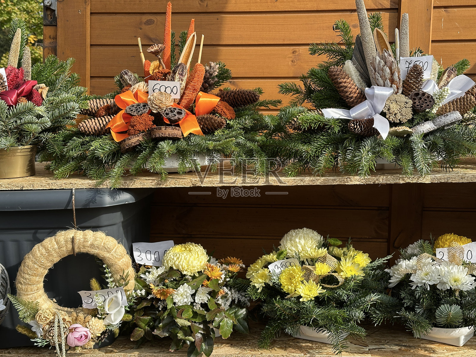 墓地出售的花环照片摄影图片