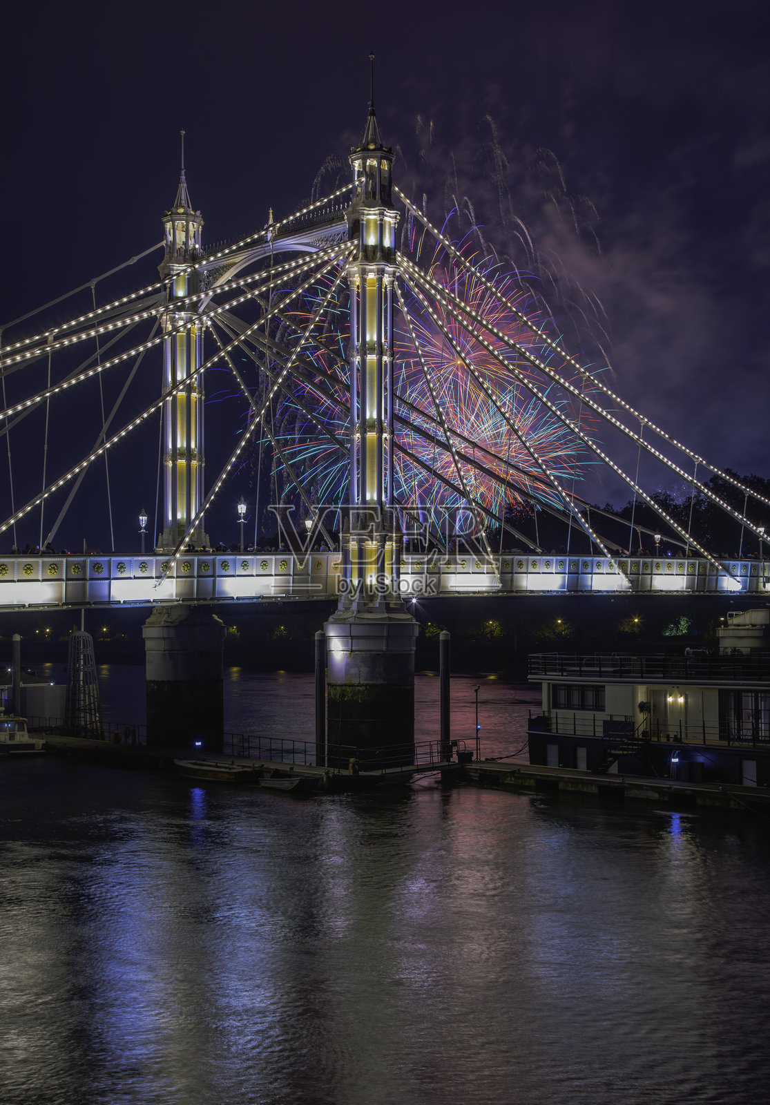 伦敦巴特西公园阿尔伯特桥后的烟花表演照片摄影图片