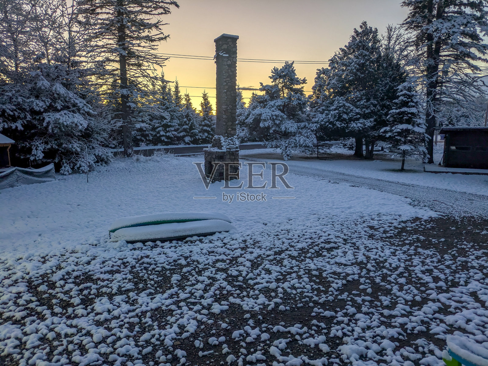 乡村的旧壁炉被雪环绕照片摄影图片