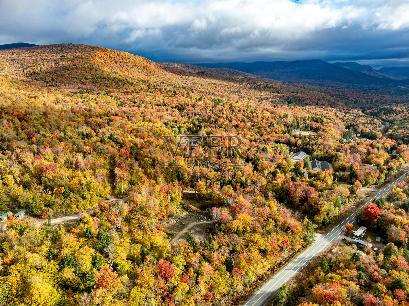 秋季多彩山林中日出时分的道路鸟瞰图照片摄影图片