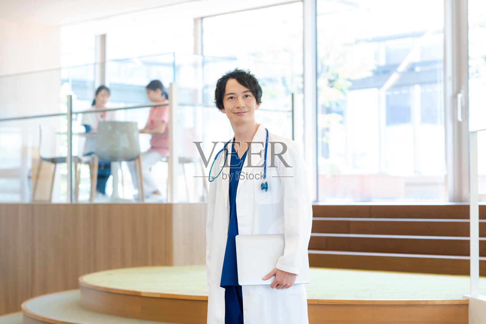 医院工作的医务人员照片摄影图片