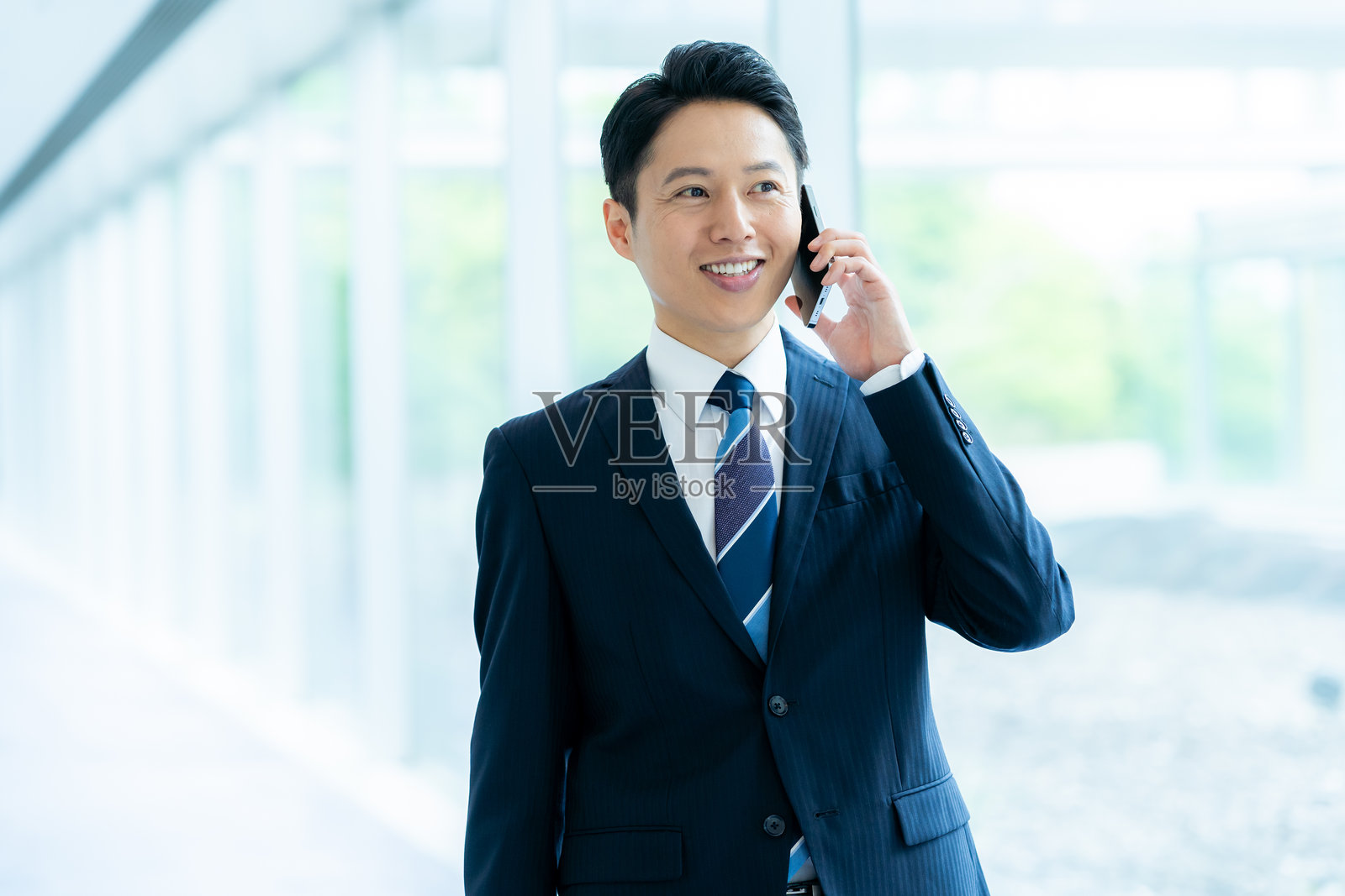 在办公室工作的商务人士照片摄影图片