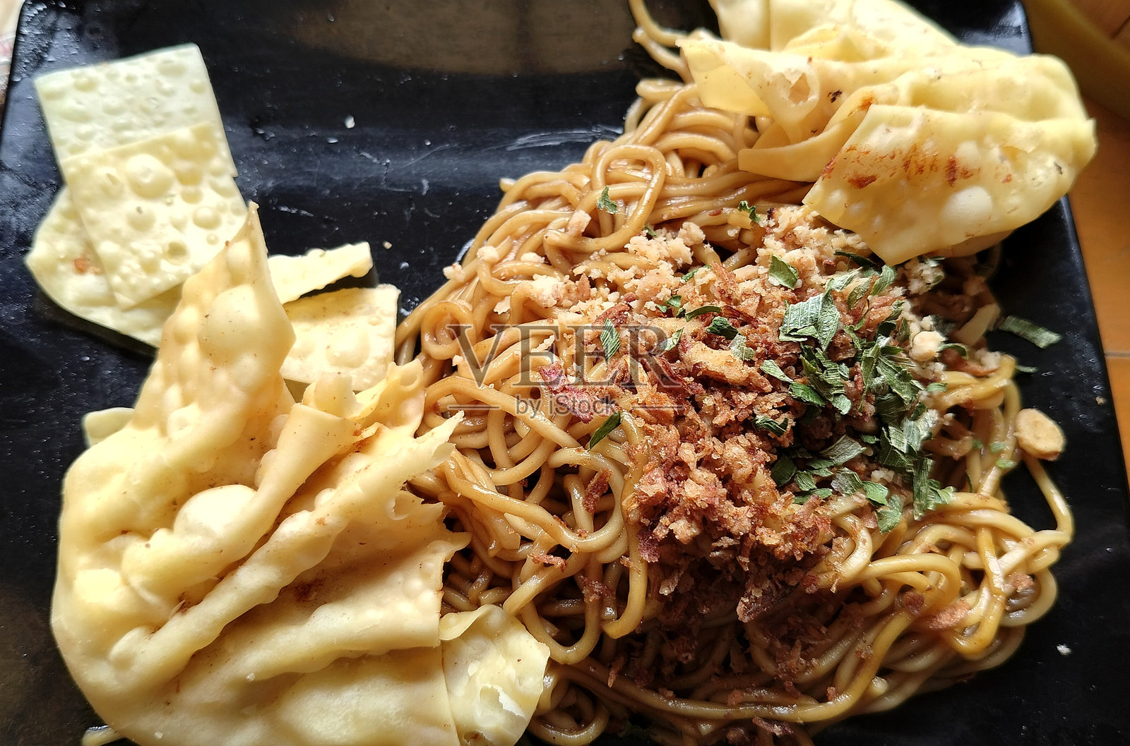 炒面和饺子照片摄影图片