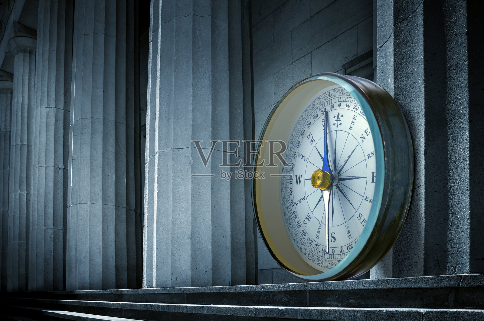 指南针靠在柱子上照片摄影图片