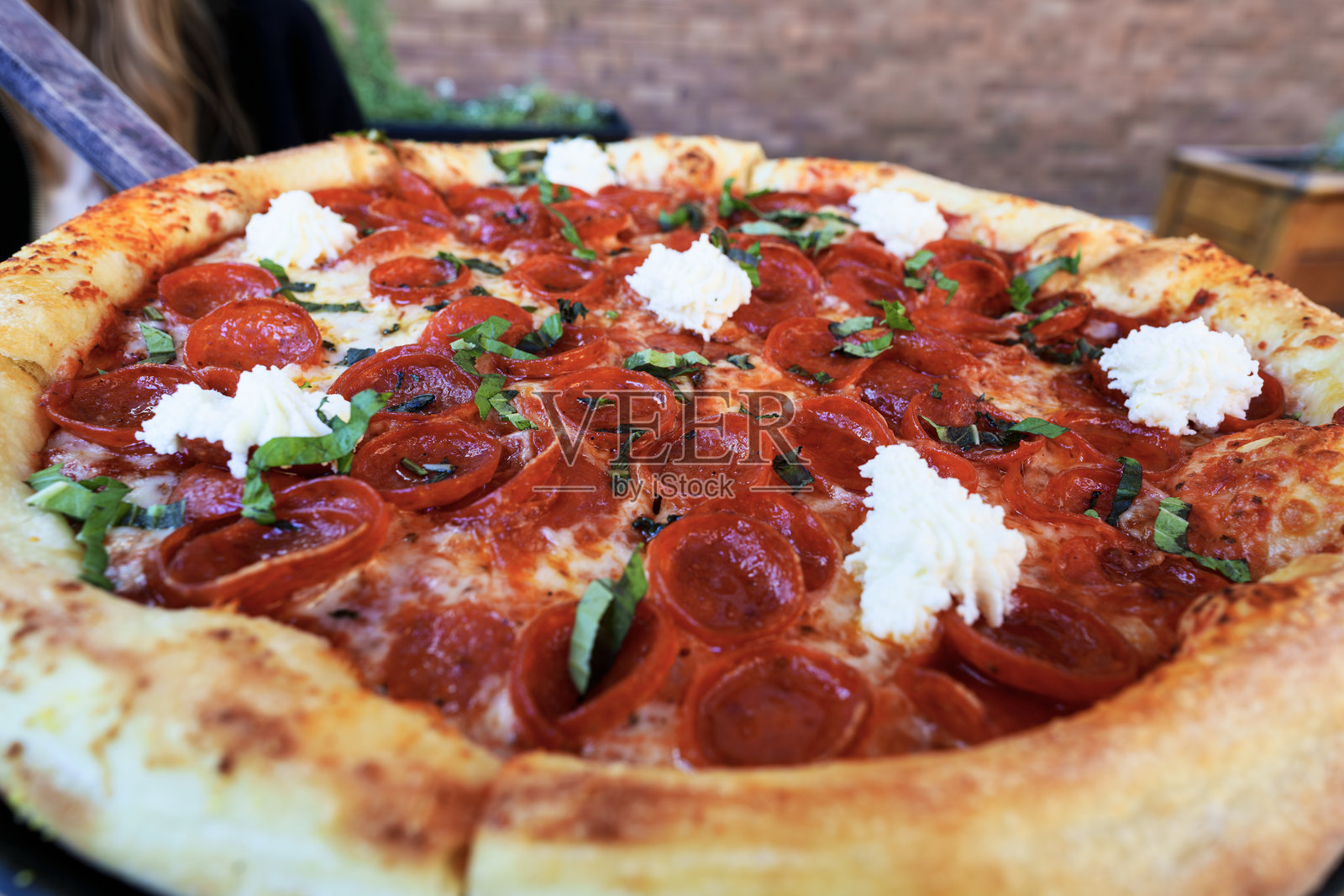 在伊利诺伊州芝加哥户外享用芝加哥风格披萨照片摄影图片