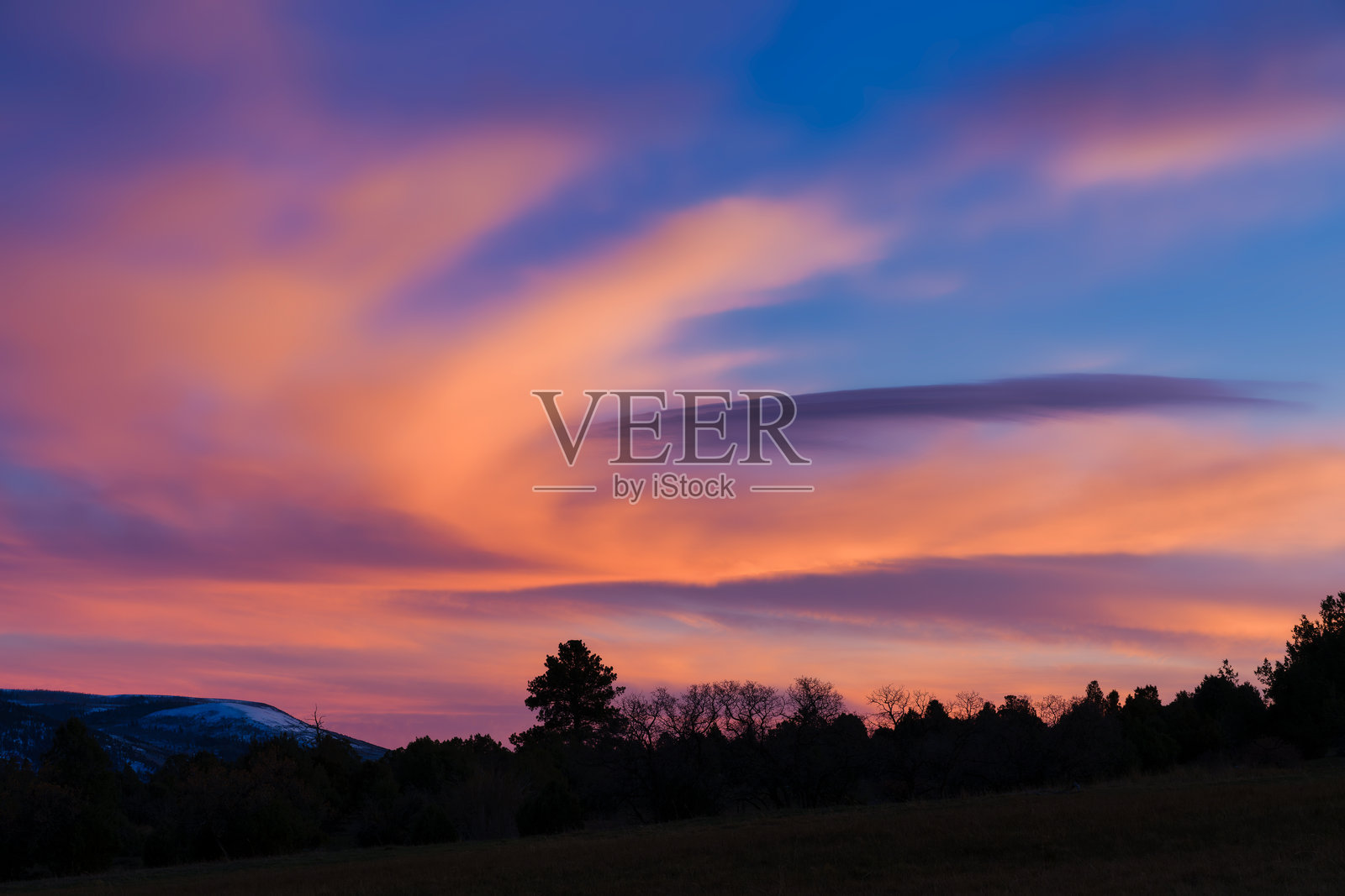 山脊上的绚丽日落云彩风景照片摄影图片