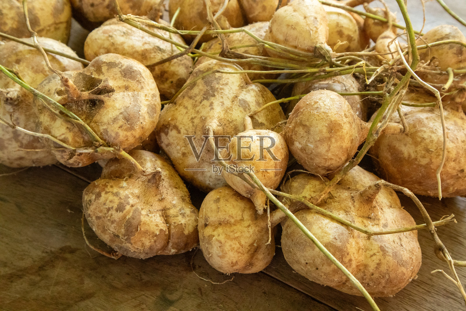 木桌上的西洋菜或墨西哥萝卜或山药豆。适合生酮饮食的健康食品，常用作小吃。加入青柠汁、辣椒粉和盐。照片摄影图片