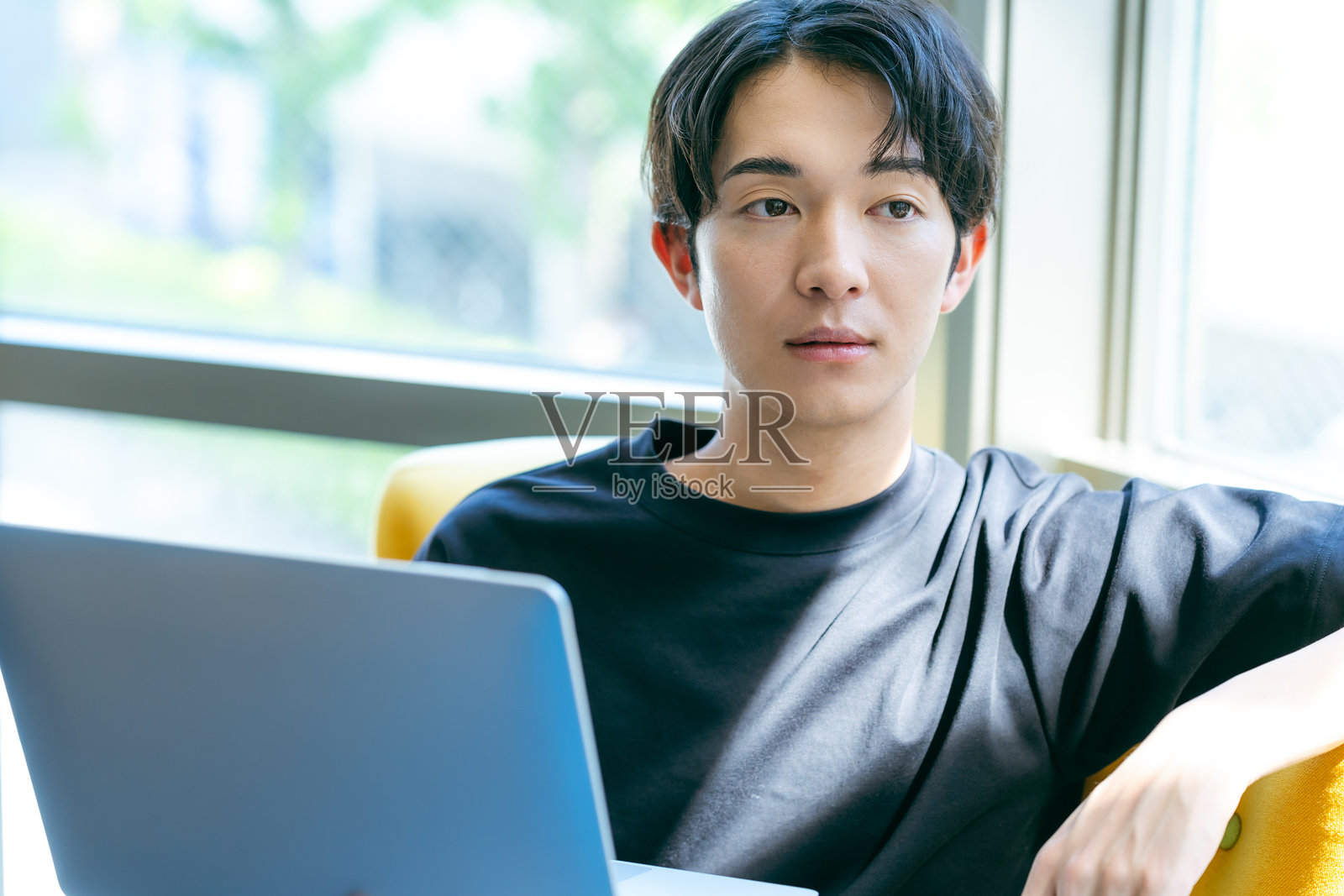 年轻男子与电脑照片摄影图片