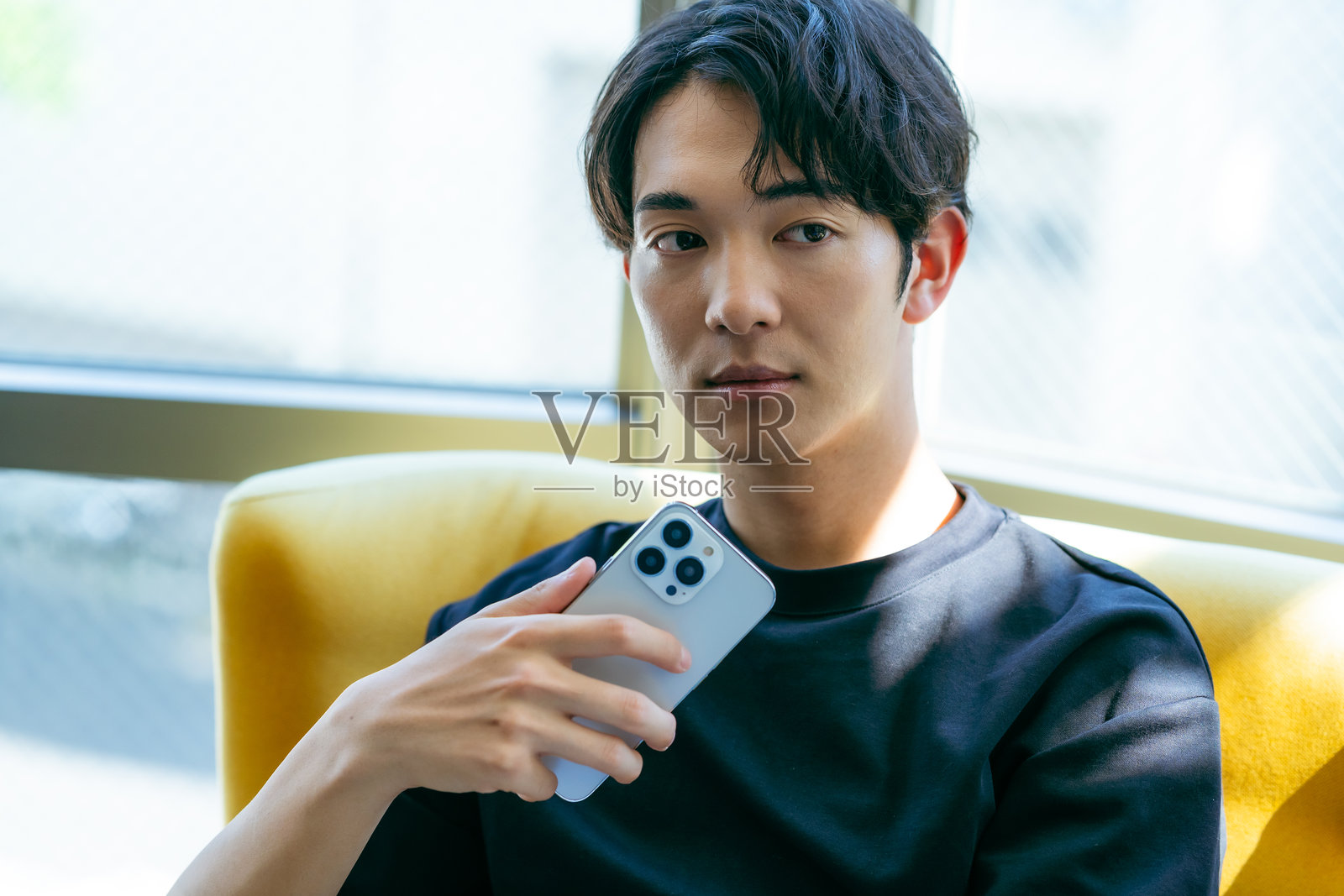 年轻男子拿着智能手机照片摄影图片