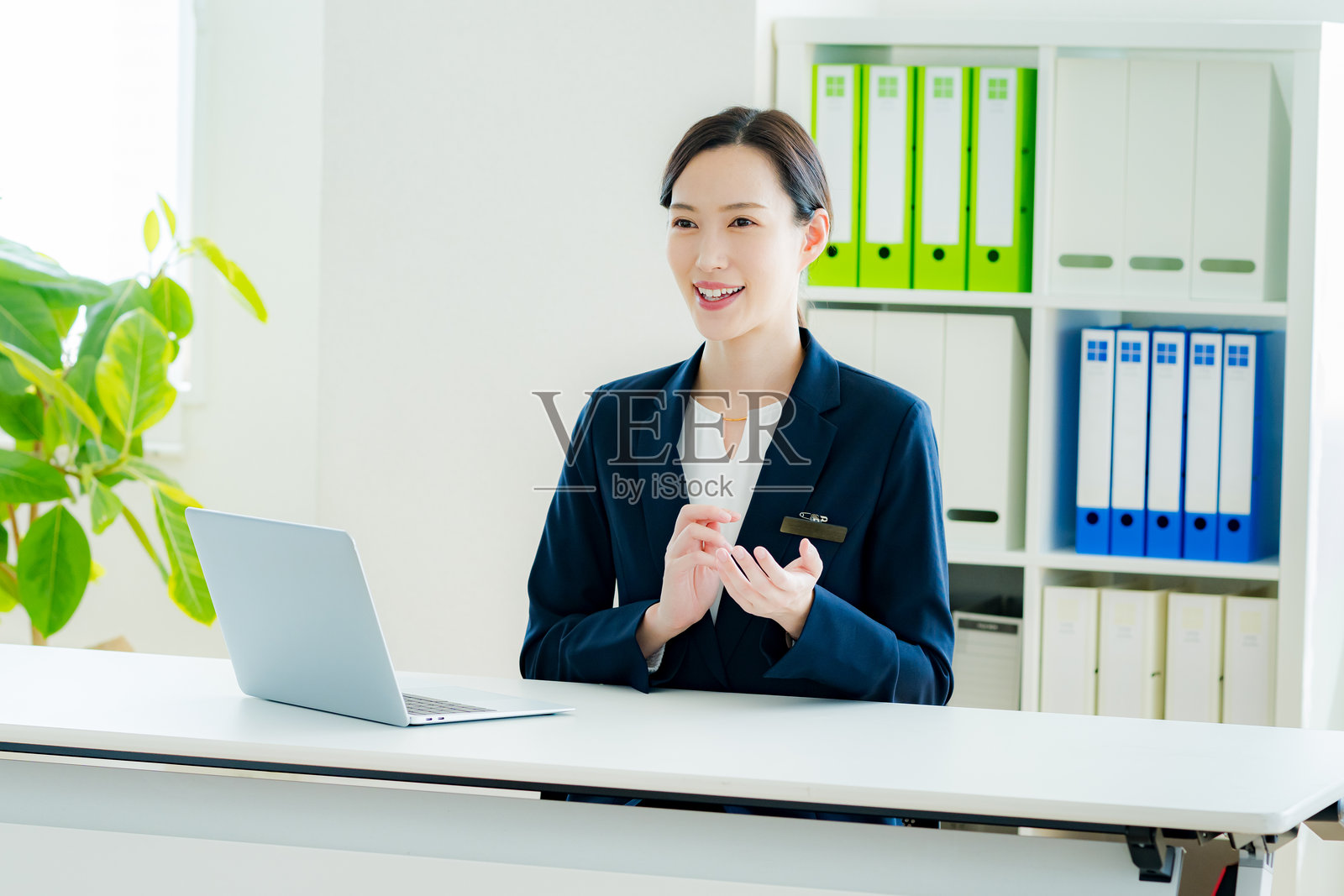 办公室工作的女性顾问照片摄影图片