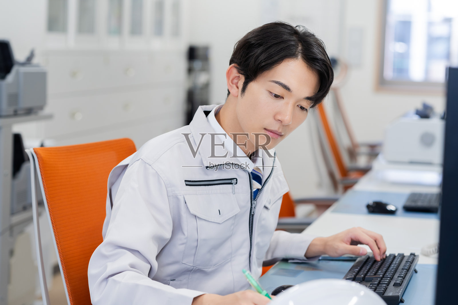 穿着工作服的商人照片摄影图片