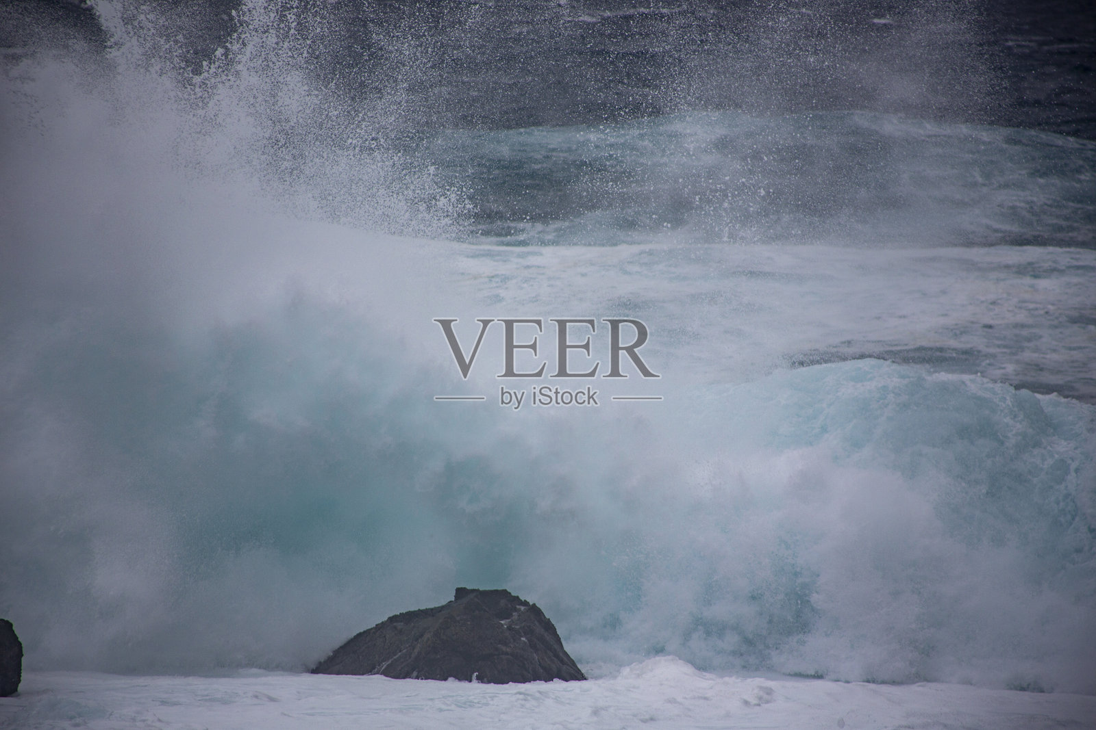 奄美大岛上美丽的海浪照片摄影图片