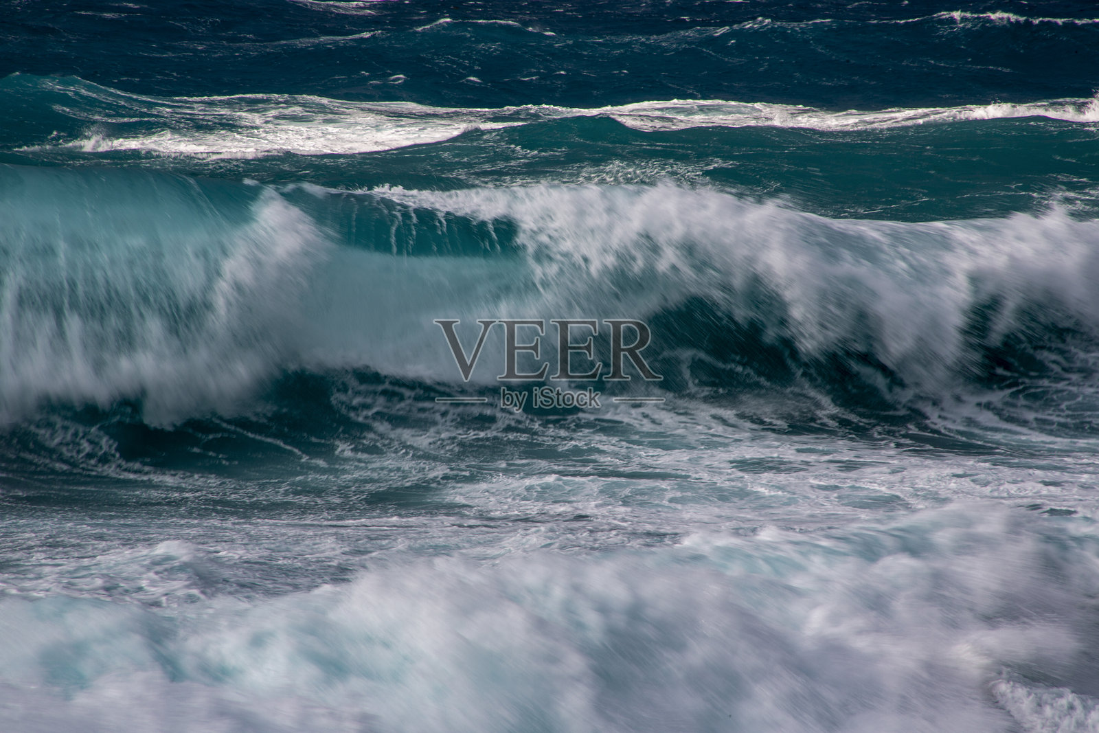 奄美大岛，台风过后的美丽海浪照片摄影图片
