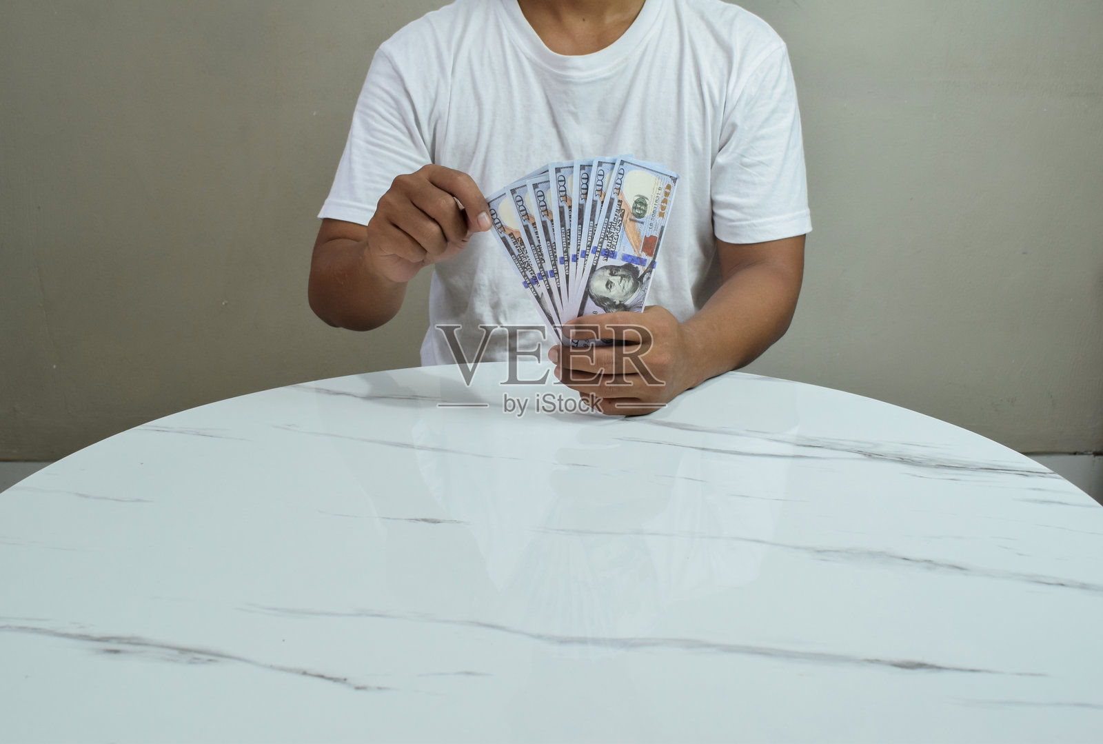 商业概念，数钱，税务和储蓄金融概念照片摄影图片