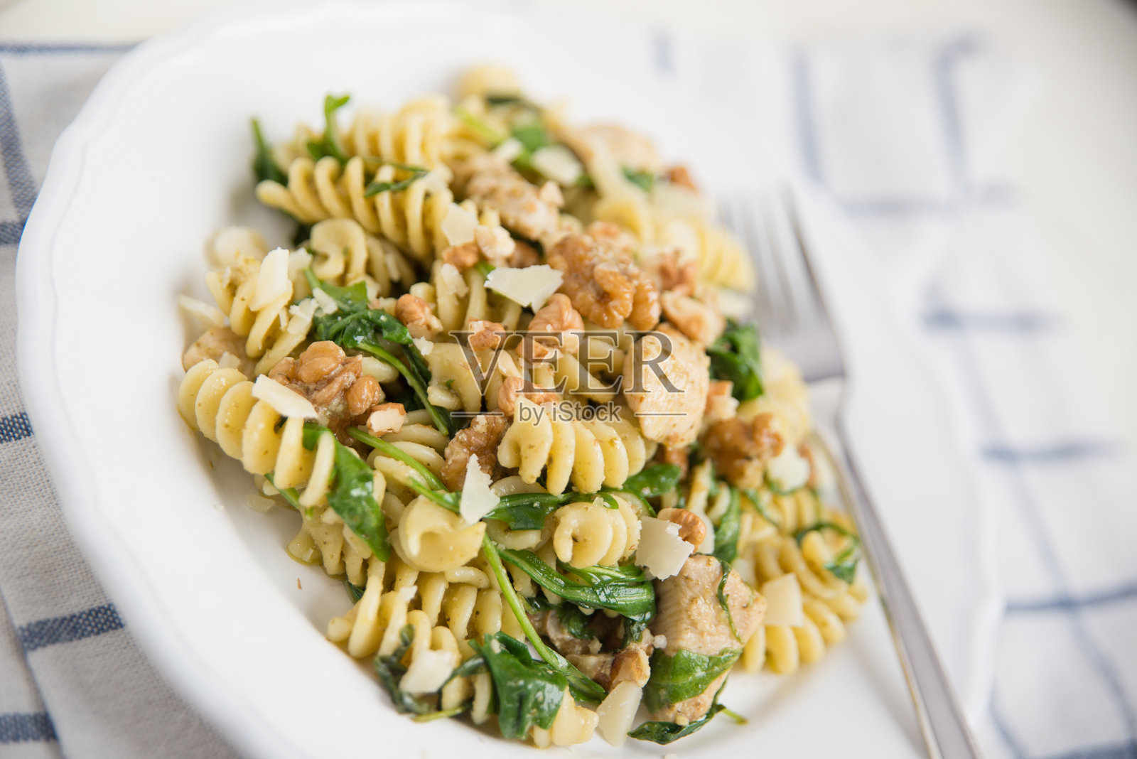 意大利面配番茄酱和帕尔马干酪照片摄影图片