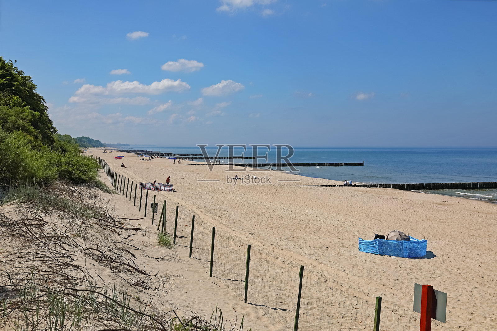 波兰巴尔特海的西亚诺泽蒂村宽阔的海滩照片摄影图片