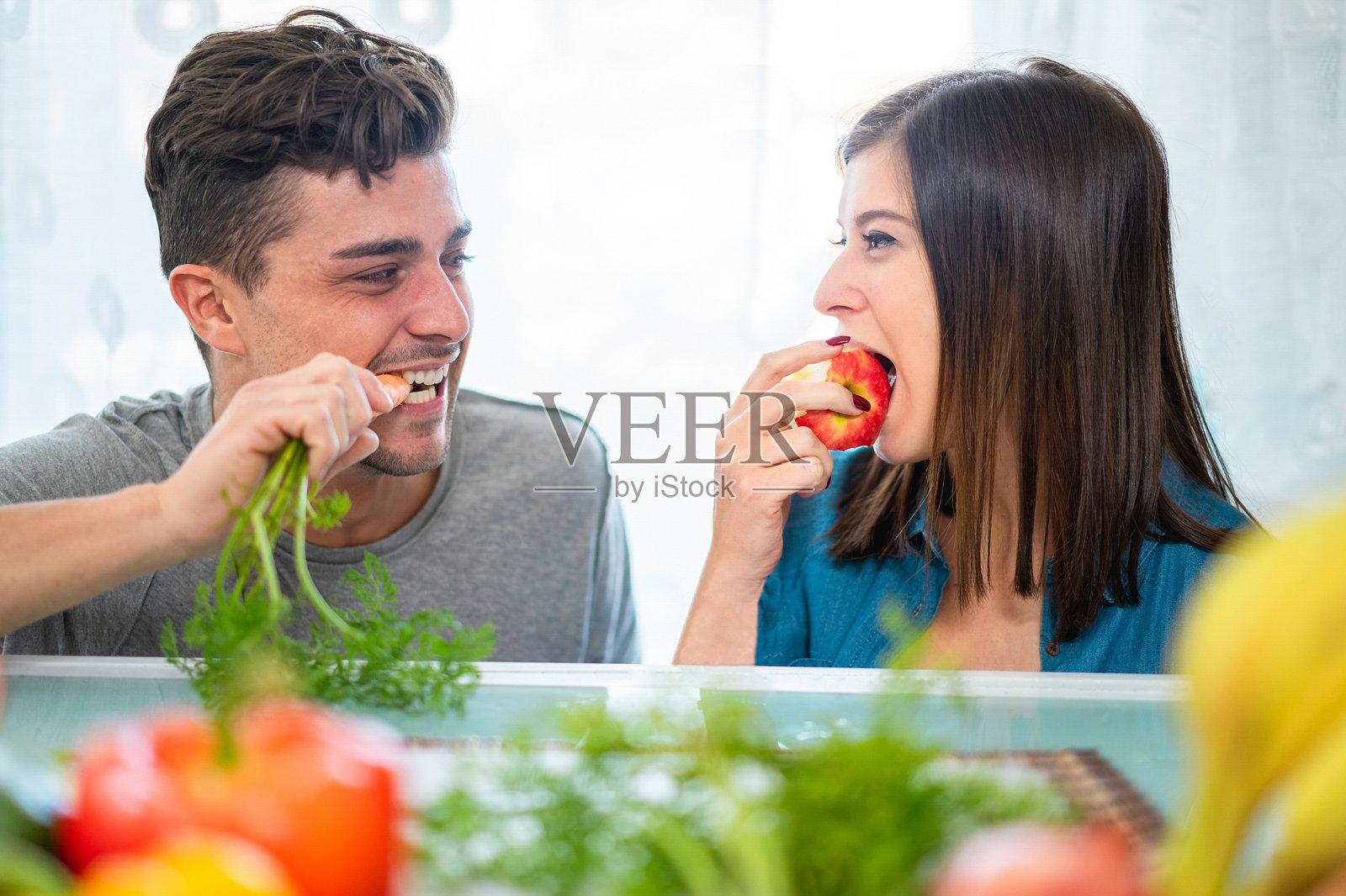 在家吃饭的情侣照片摄影图片