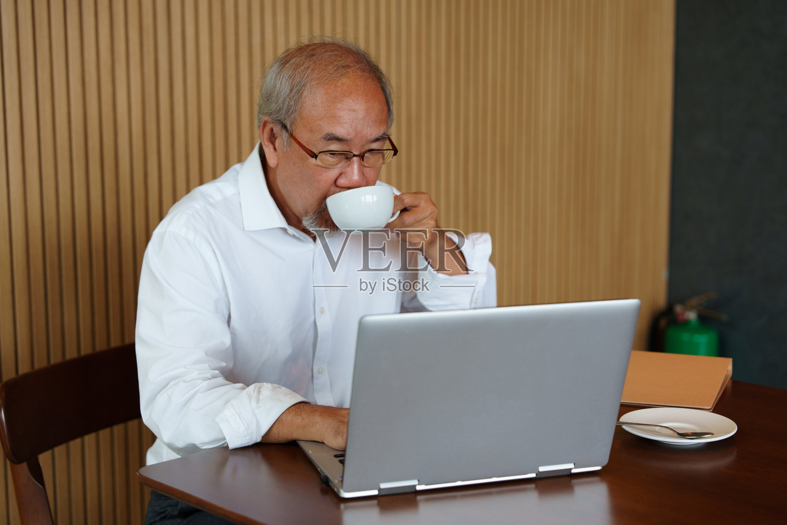 亚洲高级商务人士在办公室桌前工作，商务人士，办公室生活方式概念照片摄影图片