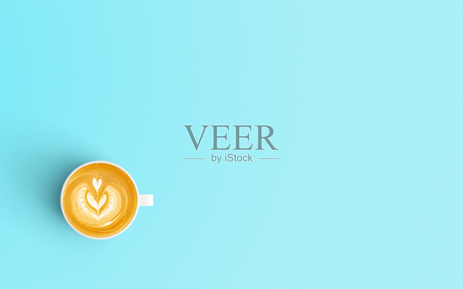 蓝色背景上的咖啡杯俯视图照片摄影图片