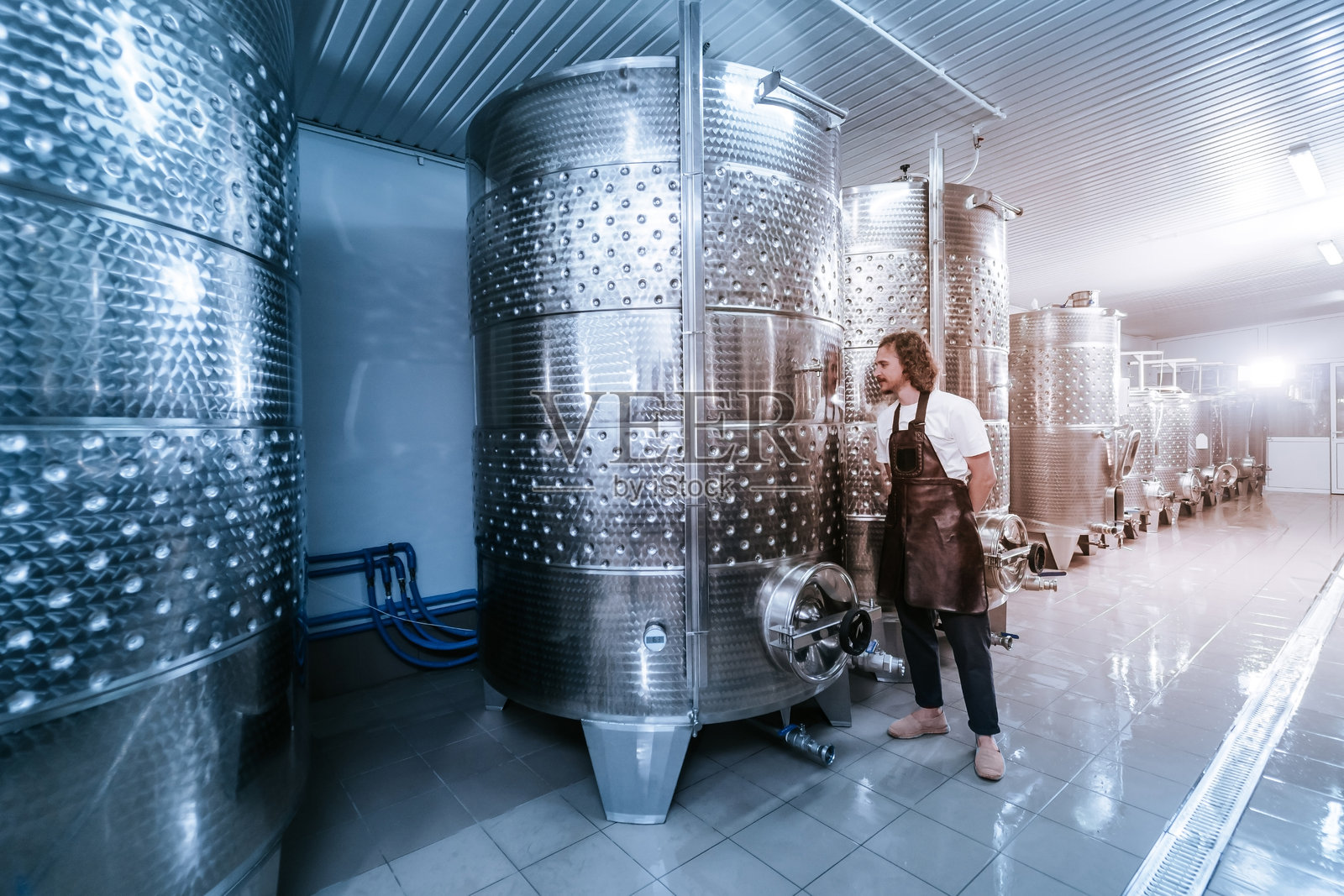 现代酒庄与金属酒桶。照片摄影图片