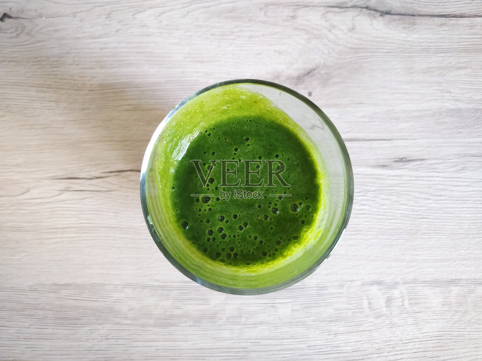 从上方直接拍摄的桌子上的饮料玻璃杯照片摄影图片