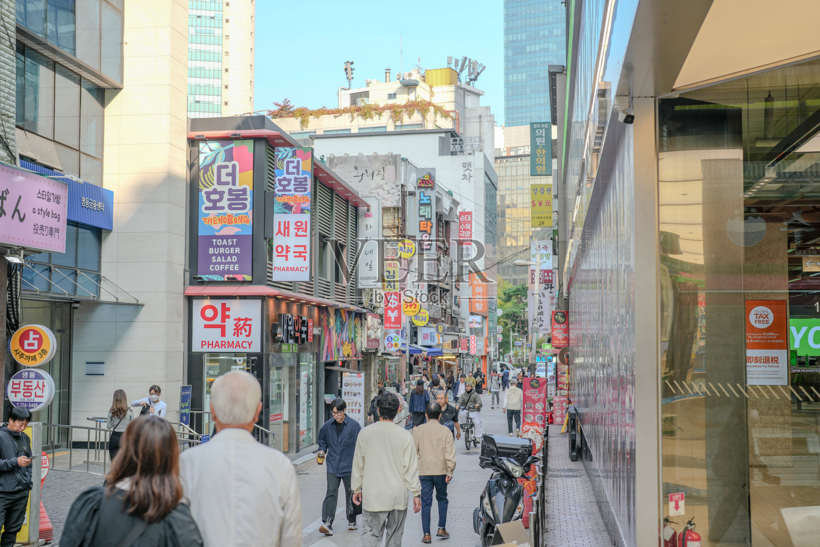2024年10月11日。首尔钟路区，早晨街景，从韩国走向明洞市中心。照片摄影图片