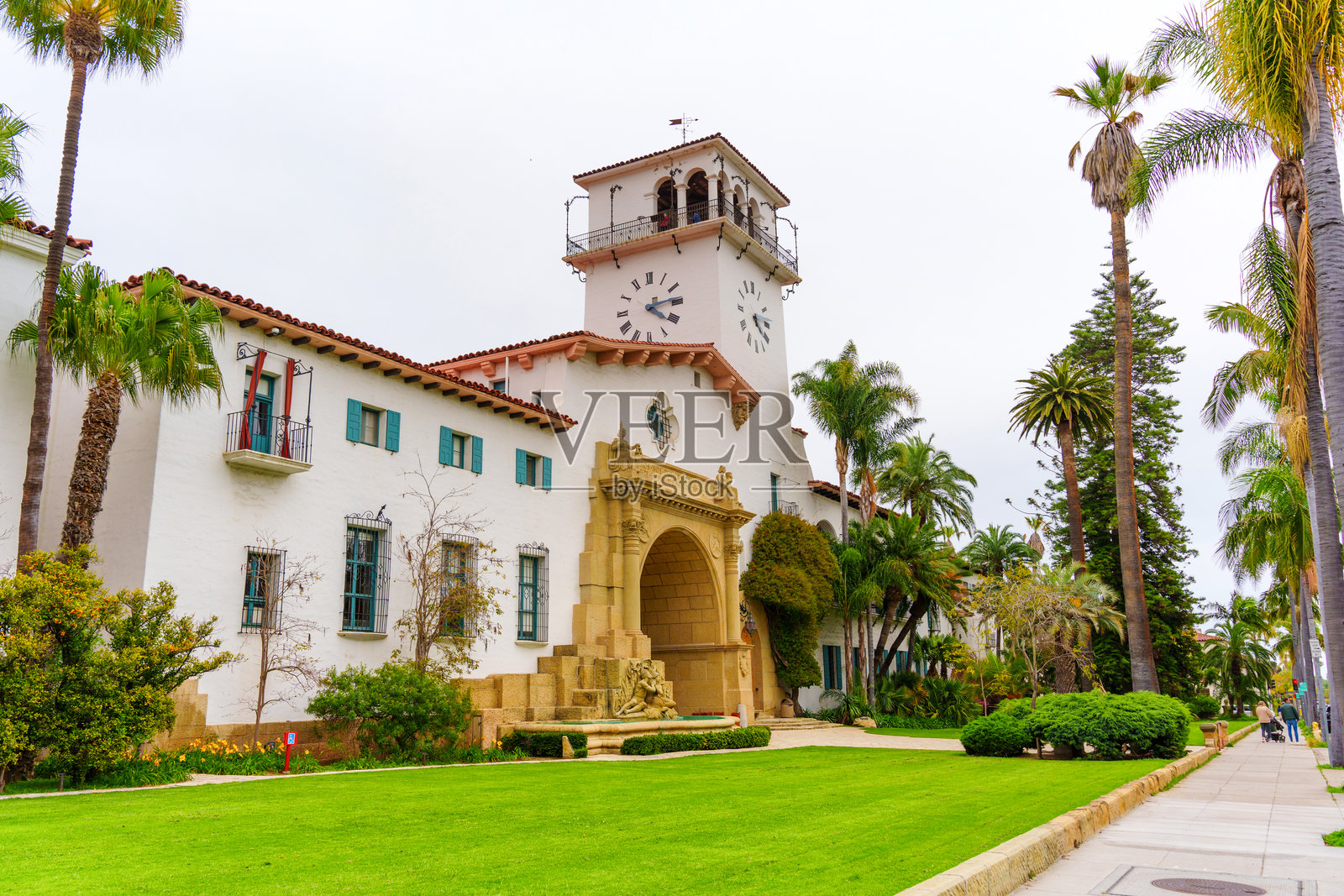 优雅的圣巴巴拉县法院,棕榈树和钟楼相映成趣照片摄影图片