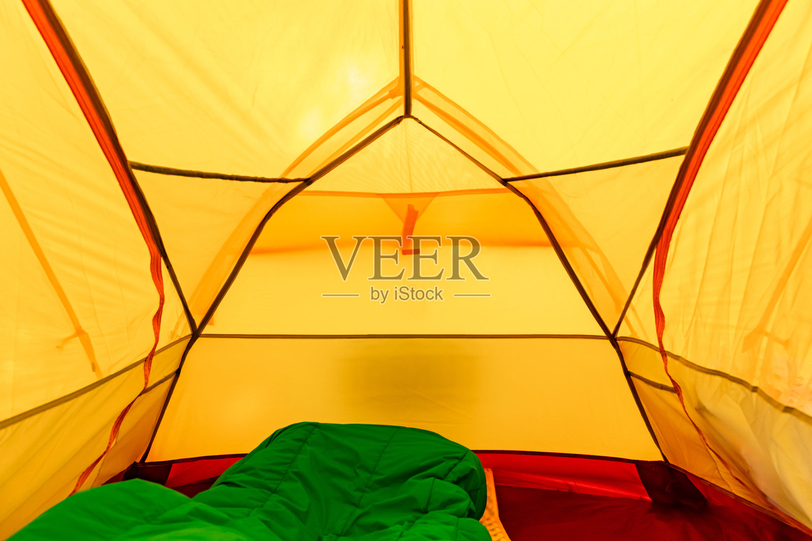 在山中徒步旅行，帐篷内部的视角。照片摄影图片