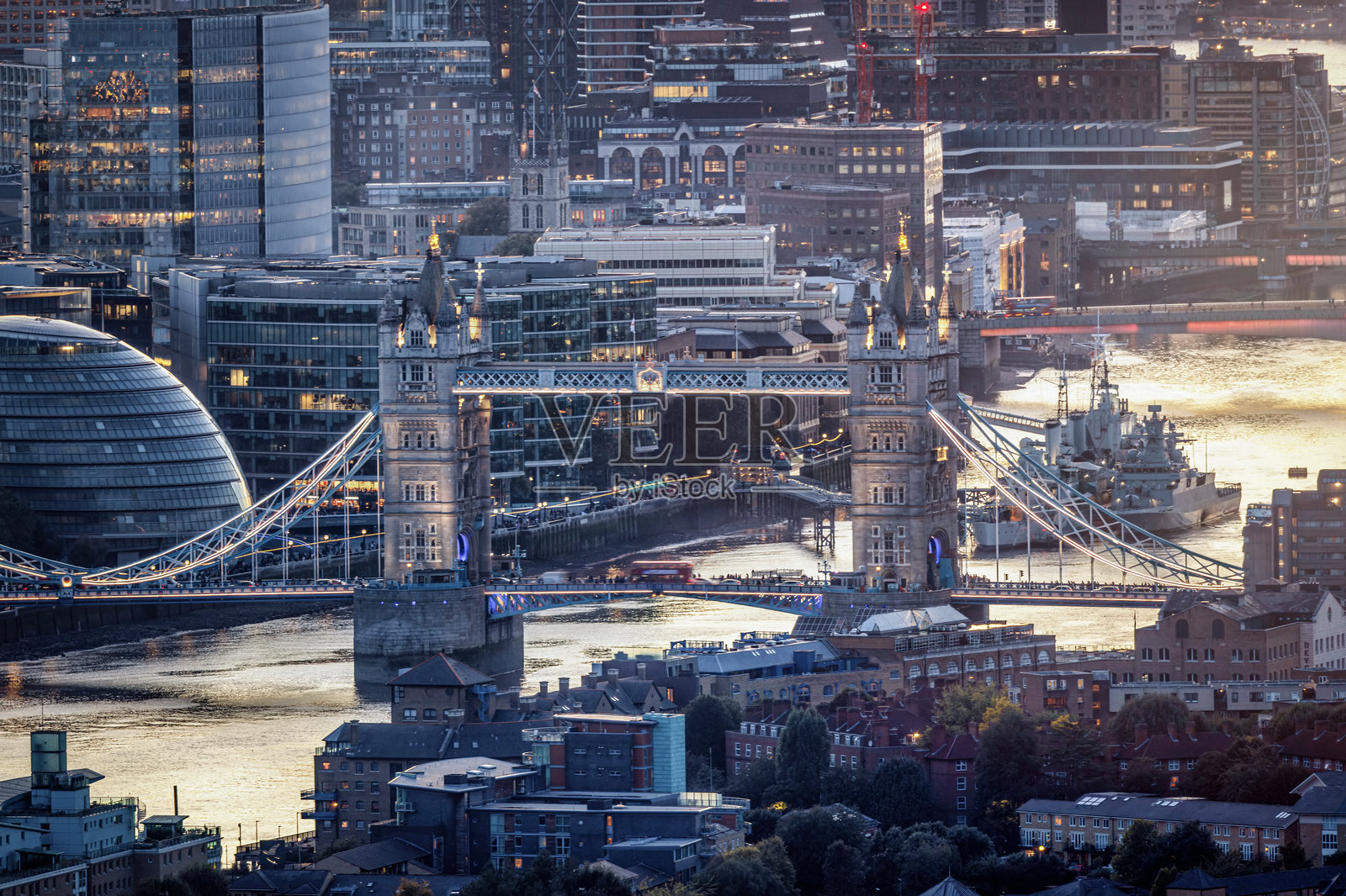 伦敦塔桥的特写夜景照片摄影图片