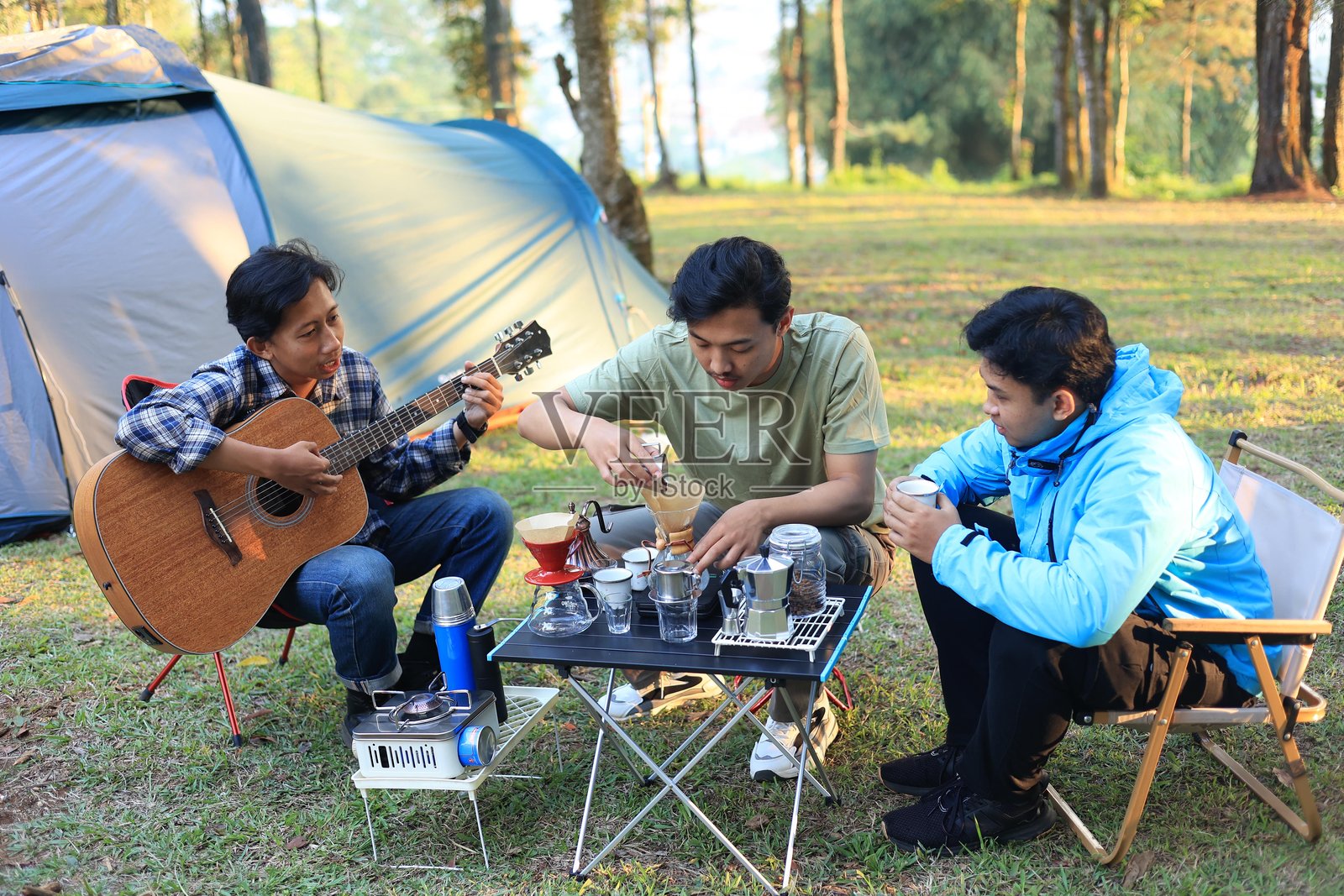 三位年轻男性亚洲人在露营地制作咖啡照片摄影图片