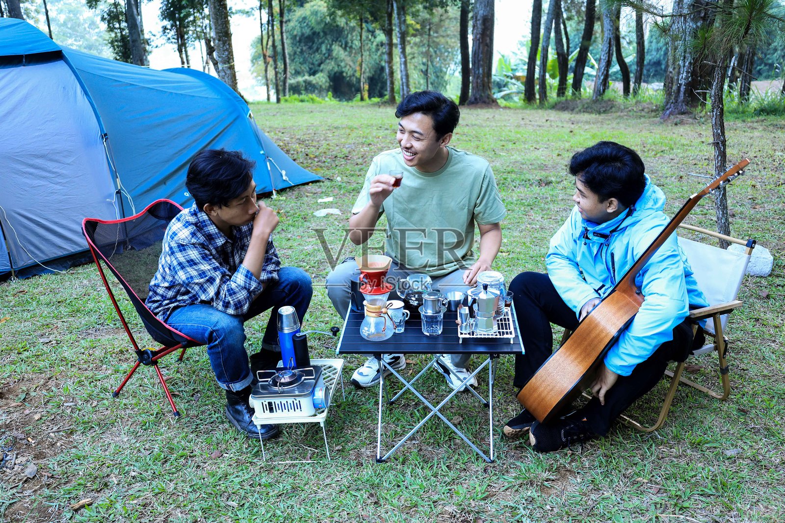 三位年轻男性亚洲人在户外聊天并制作咖啡照片摄影图片