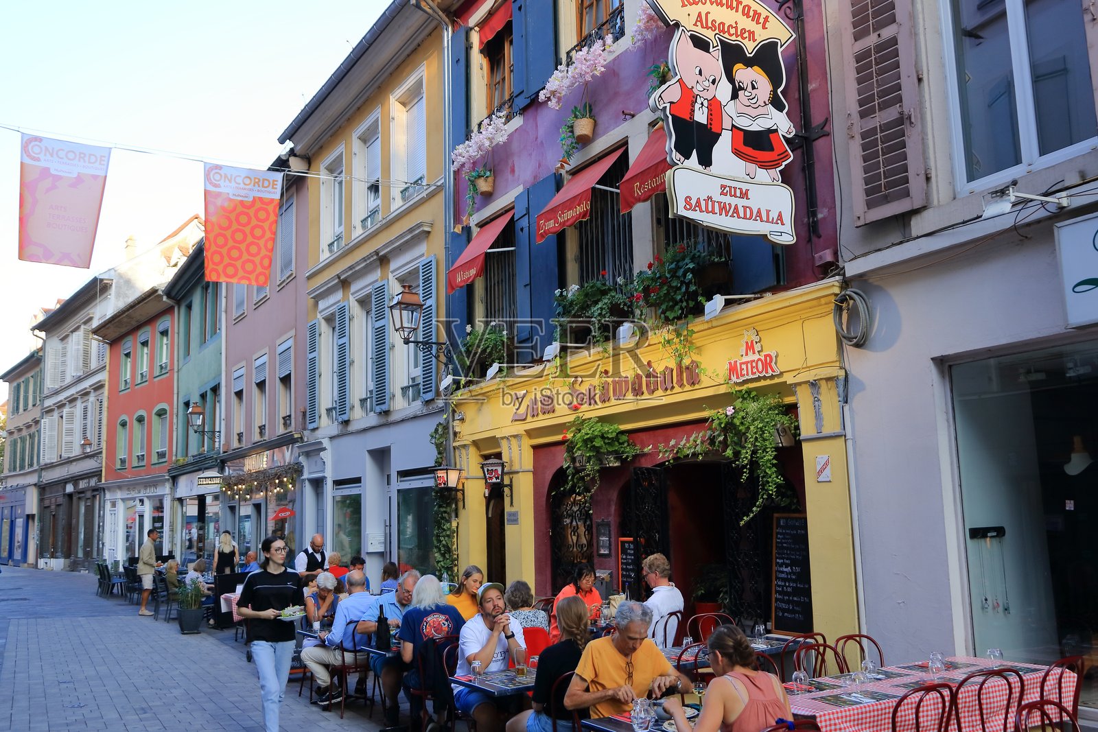 人们在法国阿尔萨斯的穆尔豪斯老街欣赏建筑。照片摄影图片