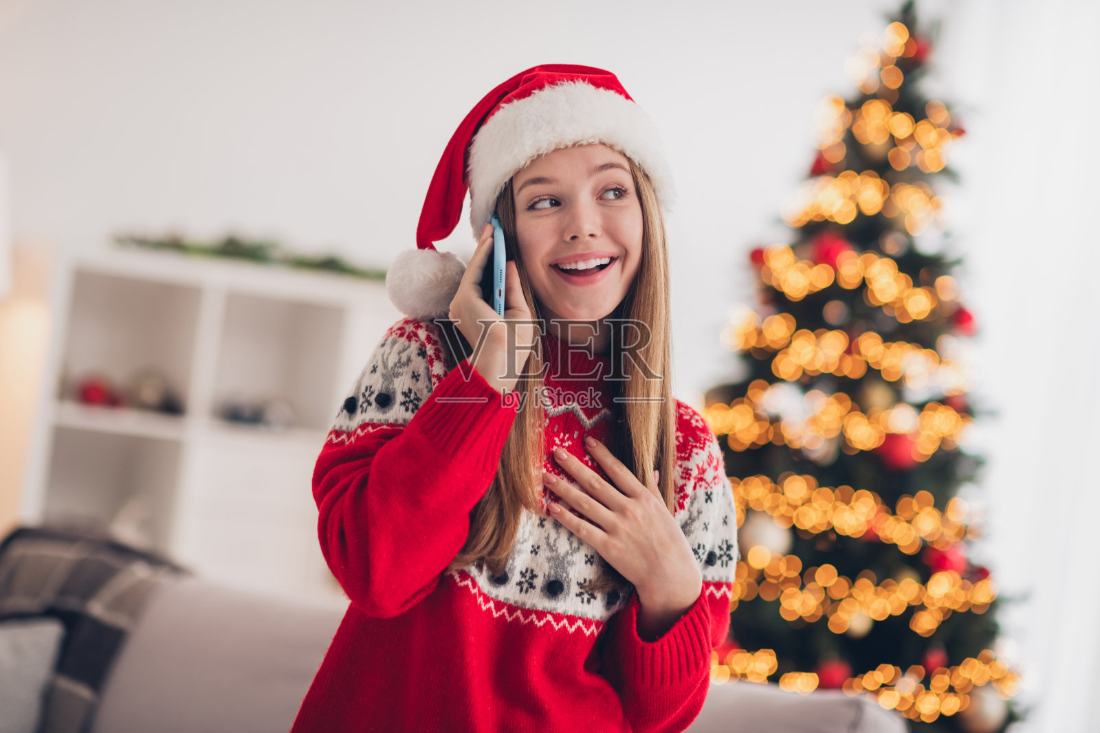 美丽积极的人在室内用电话祝贺新年照片摄影图片