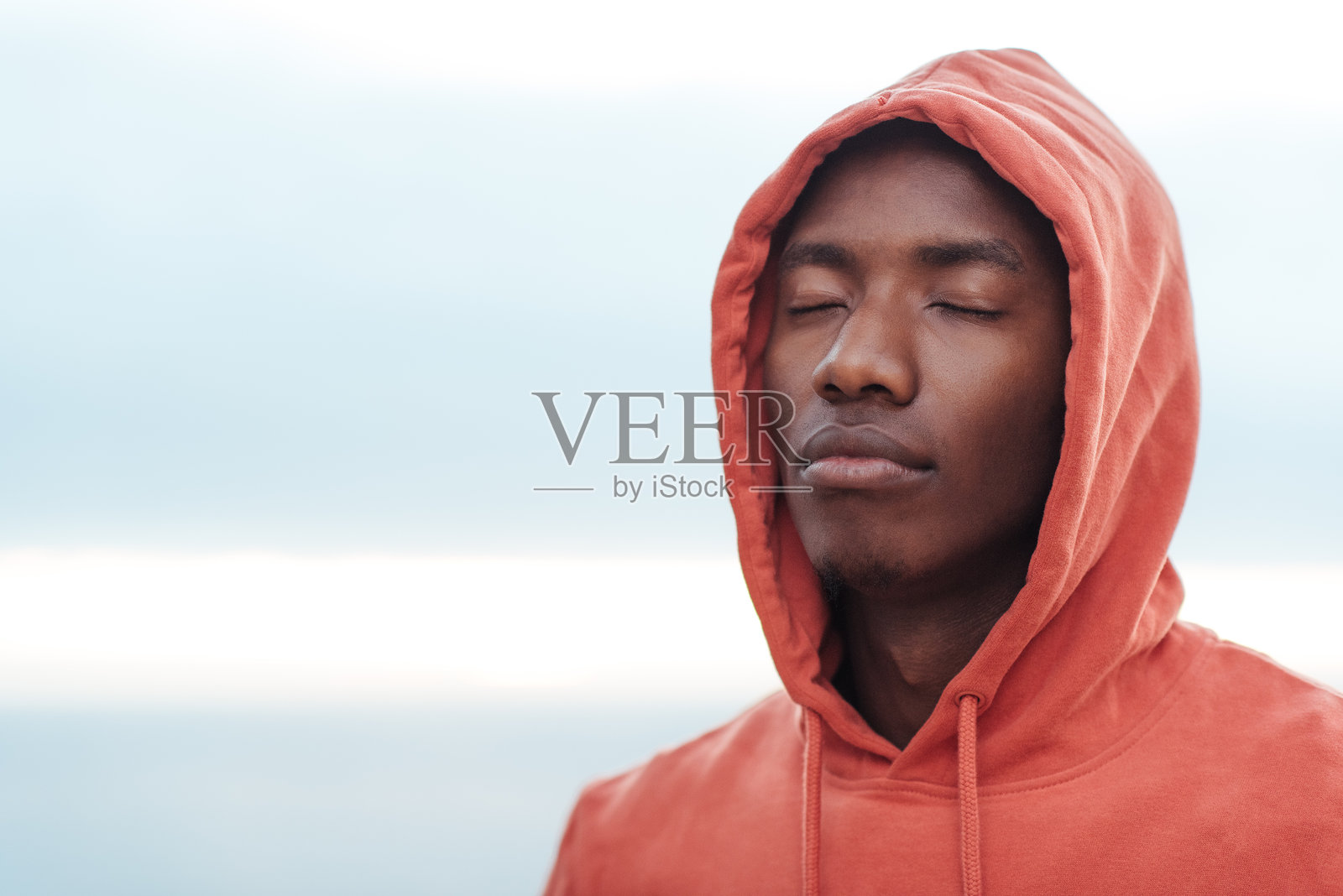 年轻的非洲男子在跑步前集中注意力照片摄影图片