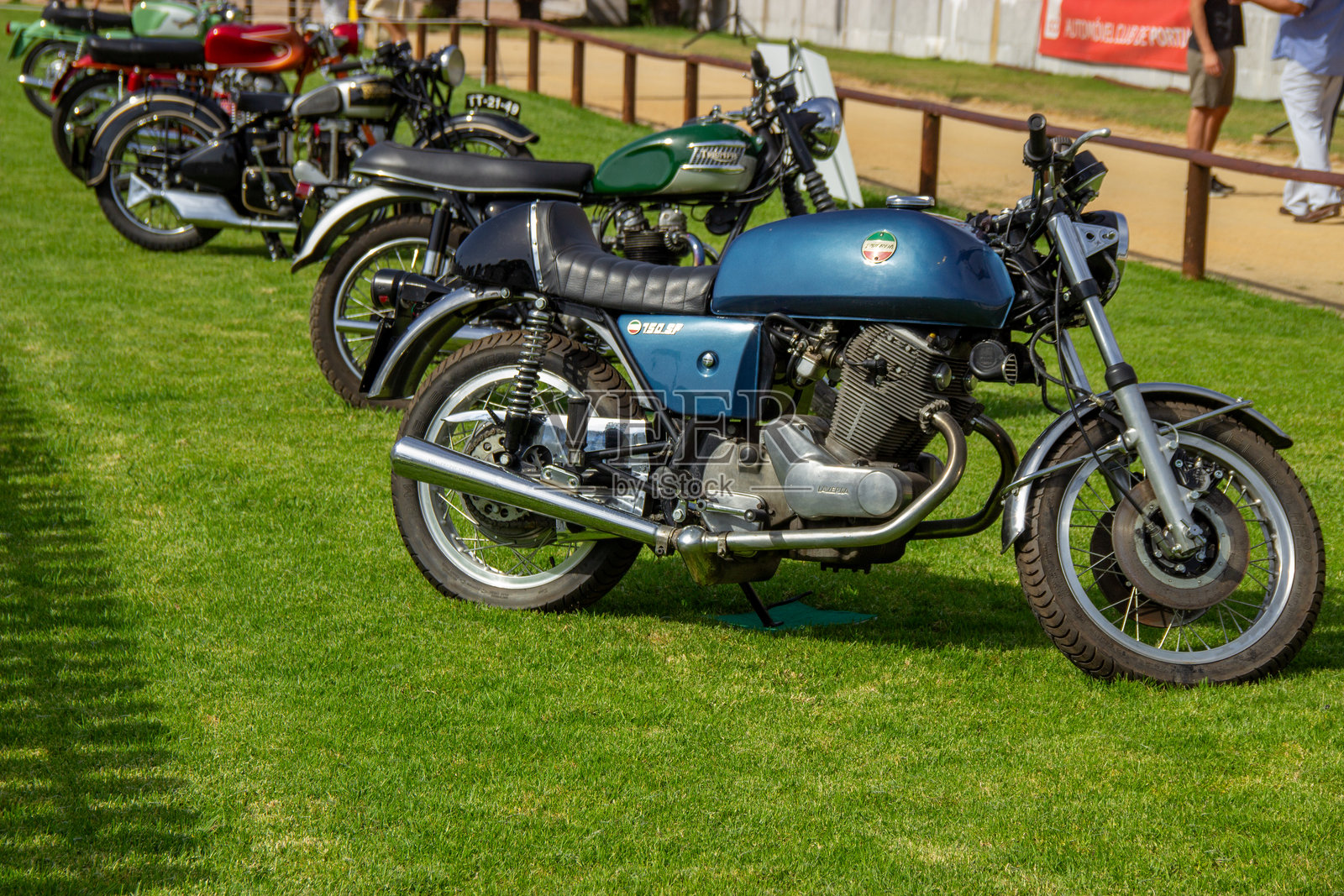 Laverda 750 sf 和其他复古摩托车停在草地上照片摄影图片